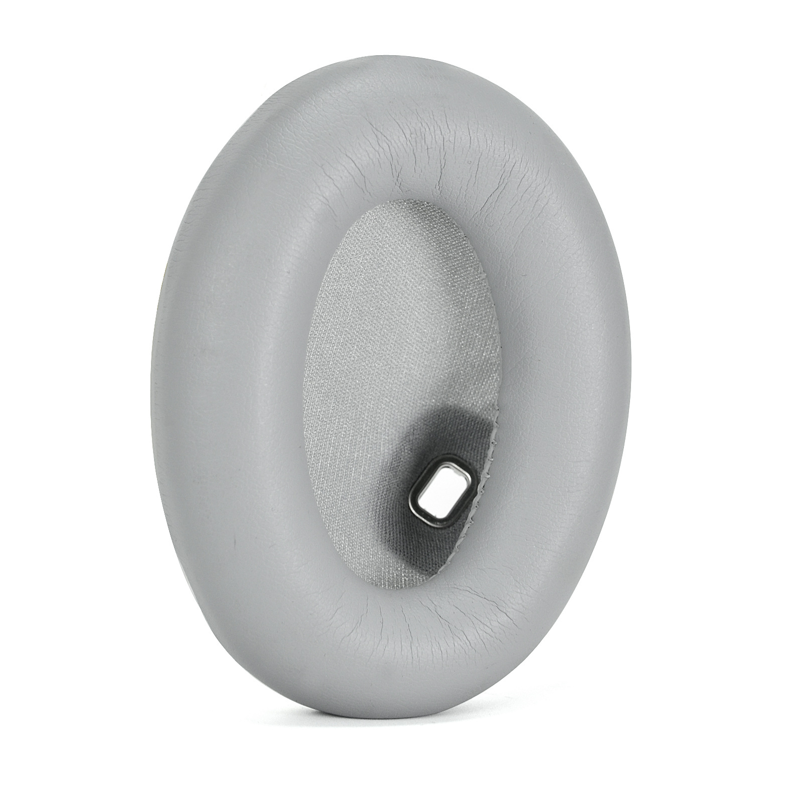 Ein graues Ohrpolster für Kopfhörer, oval geformt, mit einem zentralen Netz.