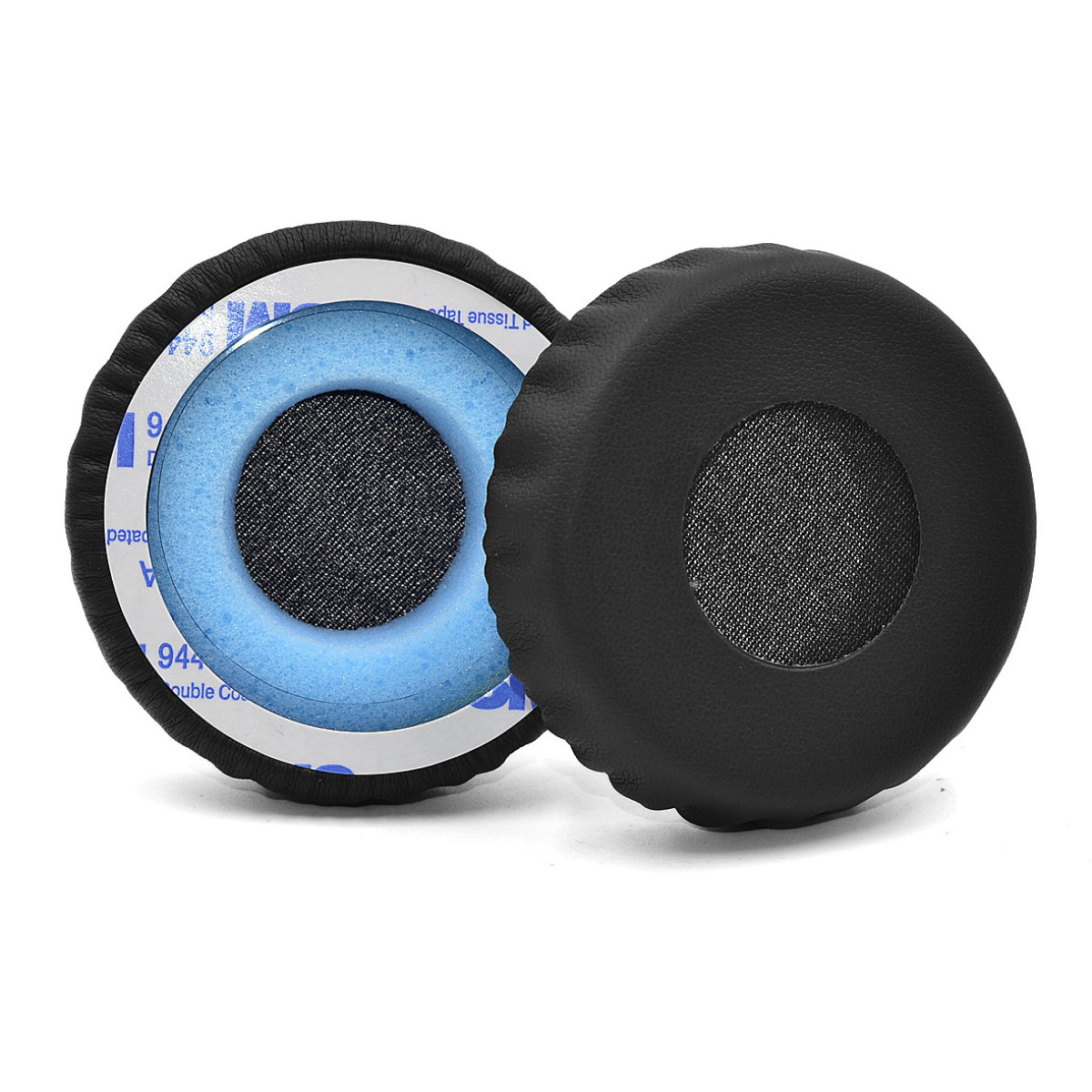 Twee zwarte oorkussens voor een koptelefoon. Eén laat het blauwe binnenschuim en gaas zien.