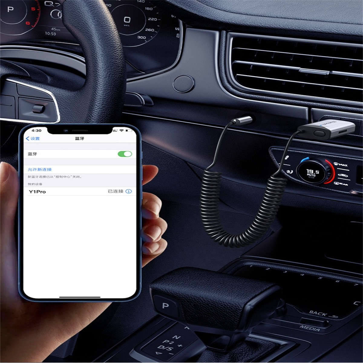 Autointerieur mit Telefon, das mit einem Gerät verbunden ist. Telefon zeigt Bluetooth-Verbindungsdetails.