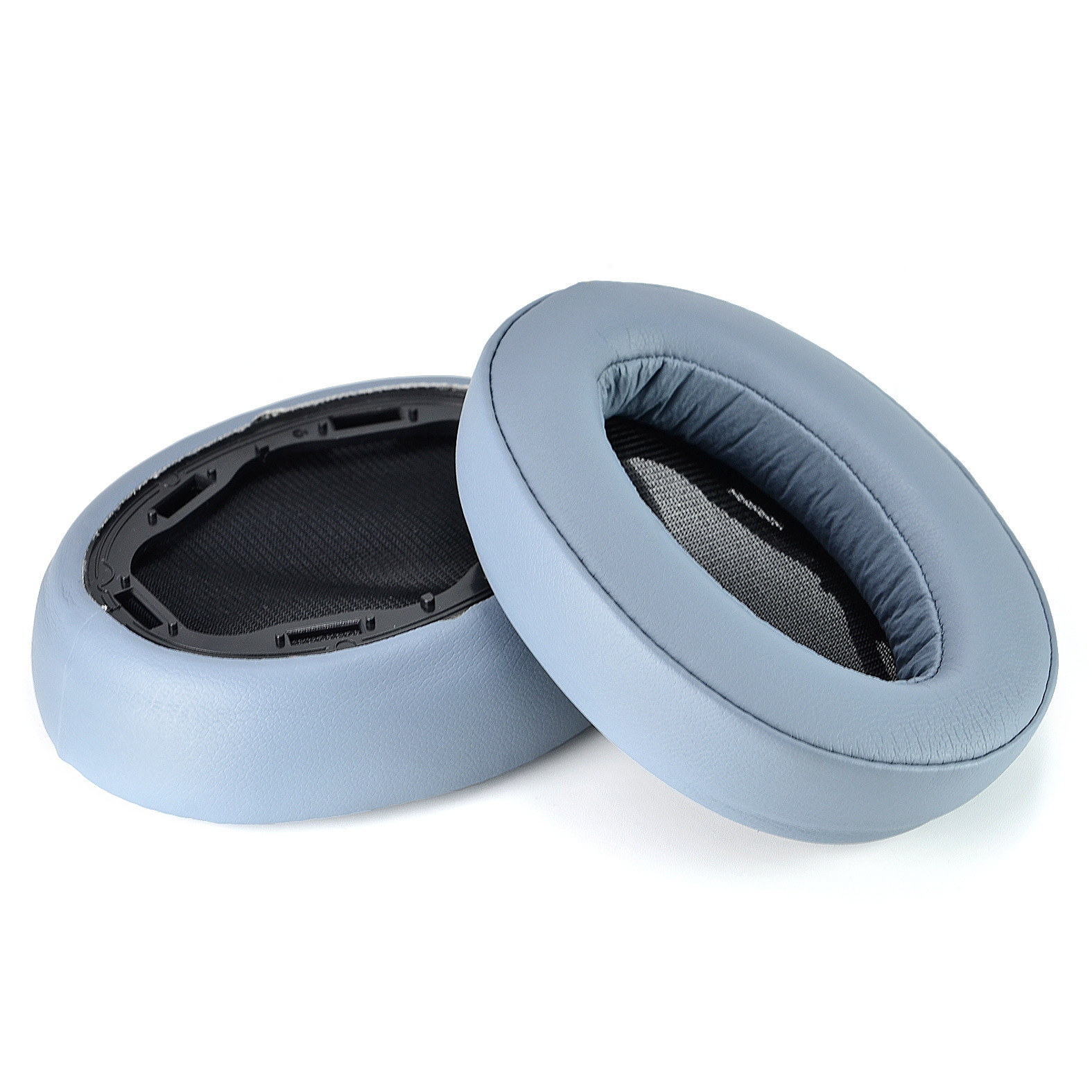 Coppia di cuscinetti auricolari azzurri per cuffie, su sfondo bianco.