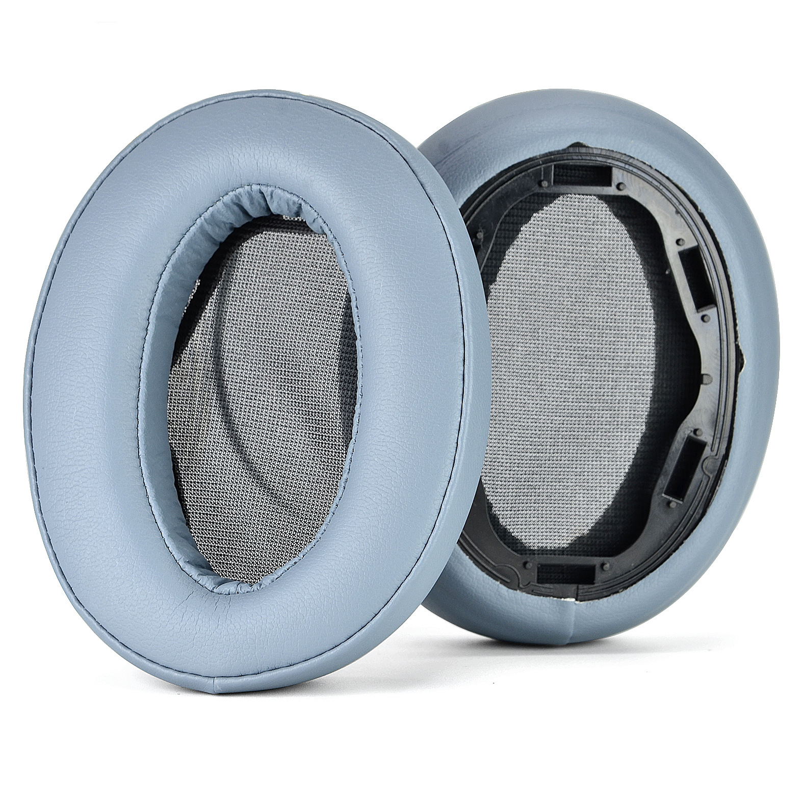 Due cuscinetti auricolari azzurri per cuffie. Sono rotondi con un centro in rete e plastica nera.