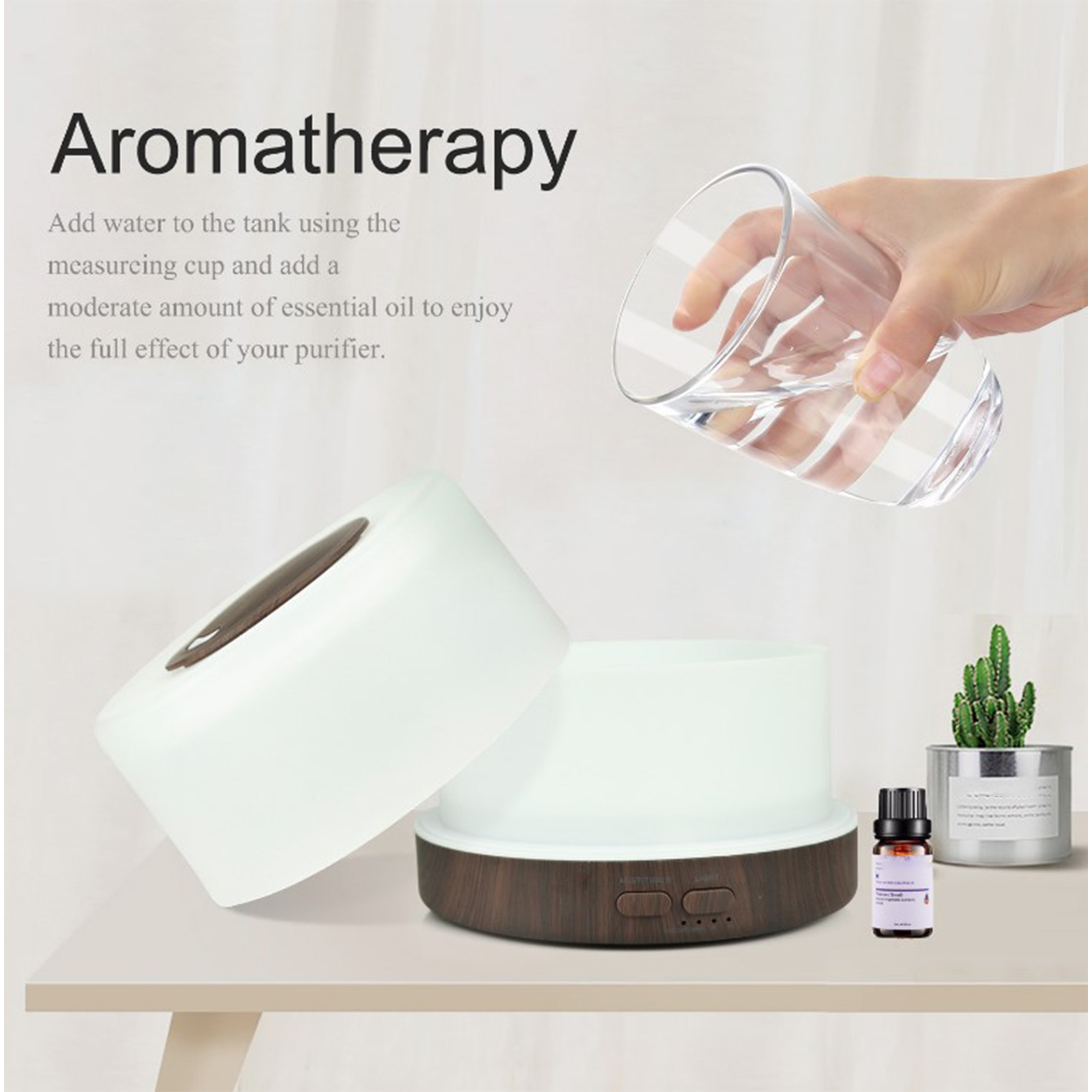 Aromatherapie-Setup: ein weißer Luftbefeuchter mit ätherischem Öl, ein Glas Wasser und ein Kaktus.