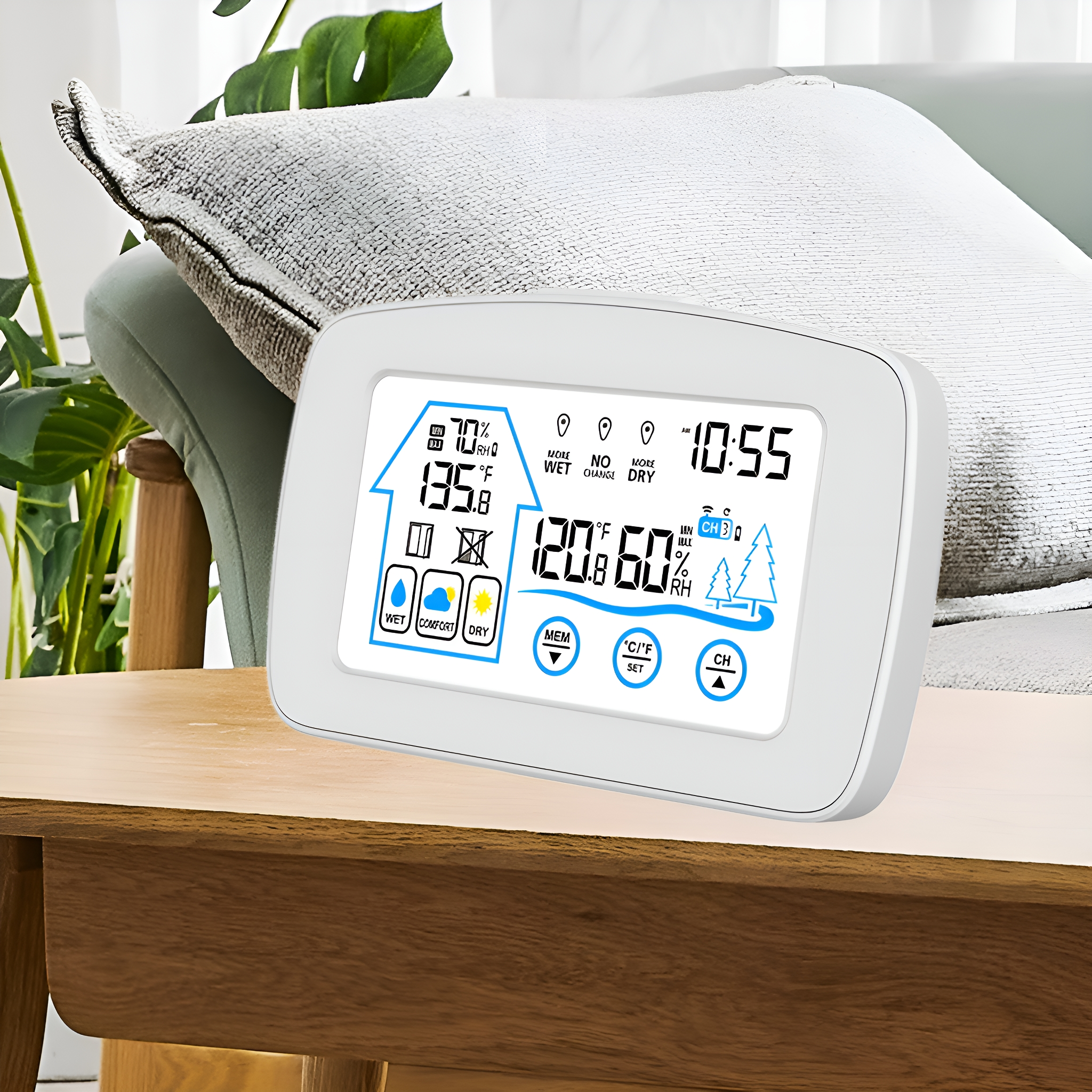 Weiße digitale Wetterstation auf einem Holztisch. Zeigt Zeit, Wetter und Temperatur an. Verschwommener Hintergrund.