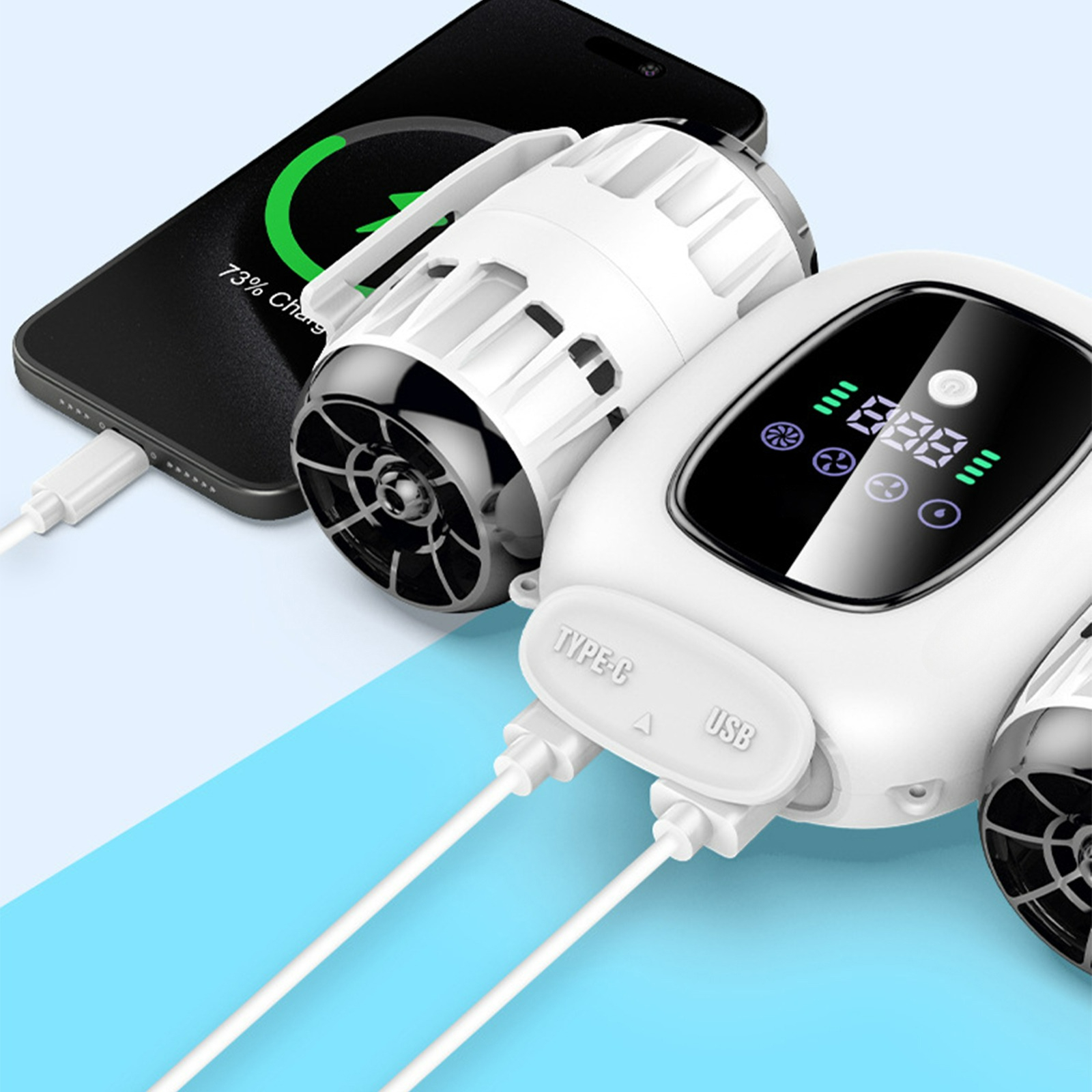 Weißer Doppelladungsventilator mit einem Ladetelefon. Das Telefon zeigt 73 % Ladung an.
