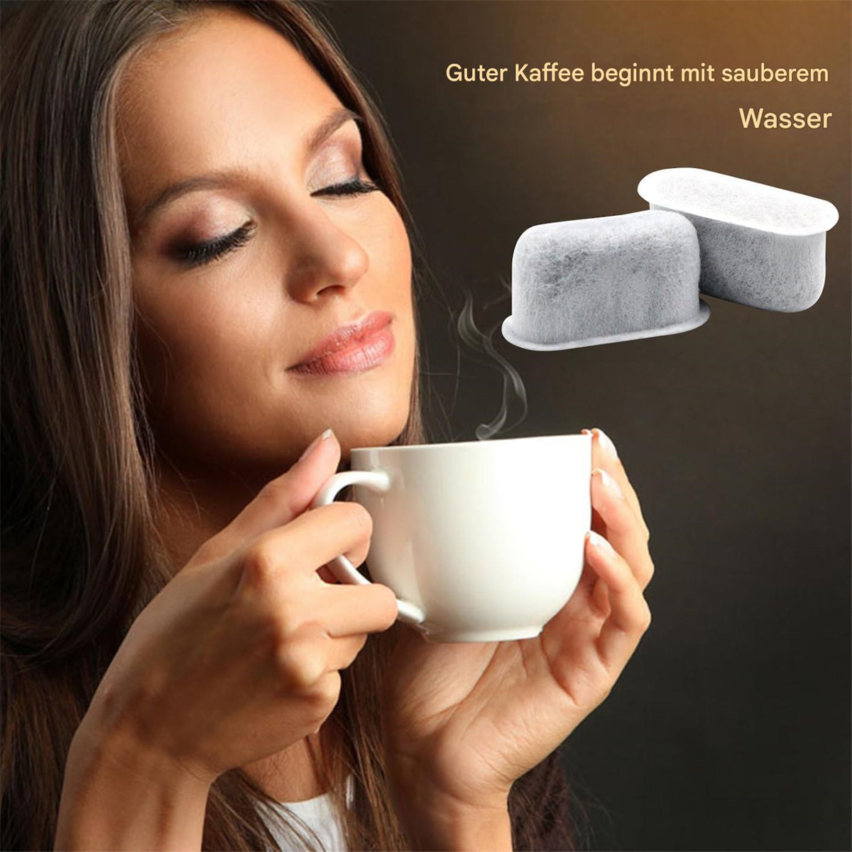 Eine Frau mit geschlossenen Augen hält eine weiße Tasse, Dampf steigt auf, mit Filtern.