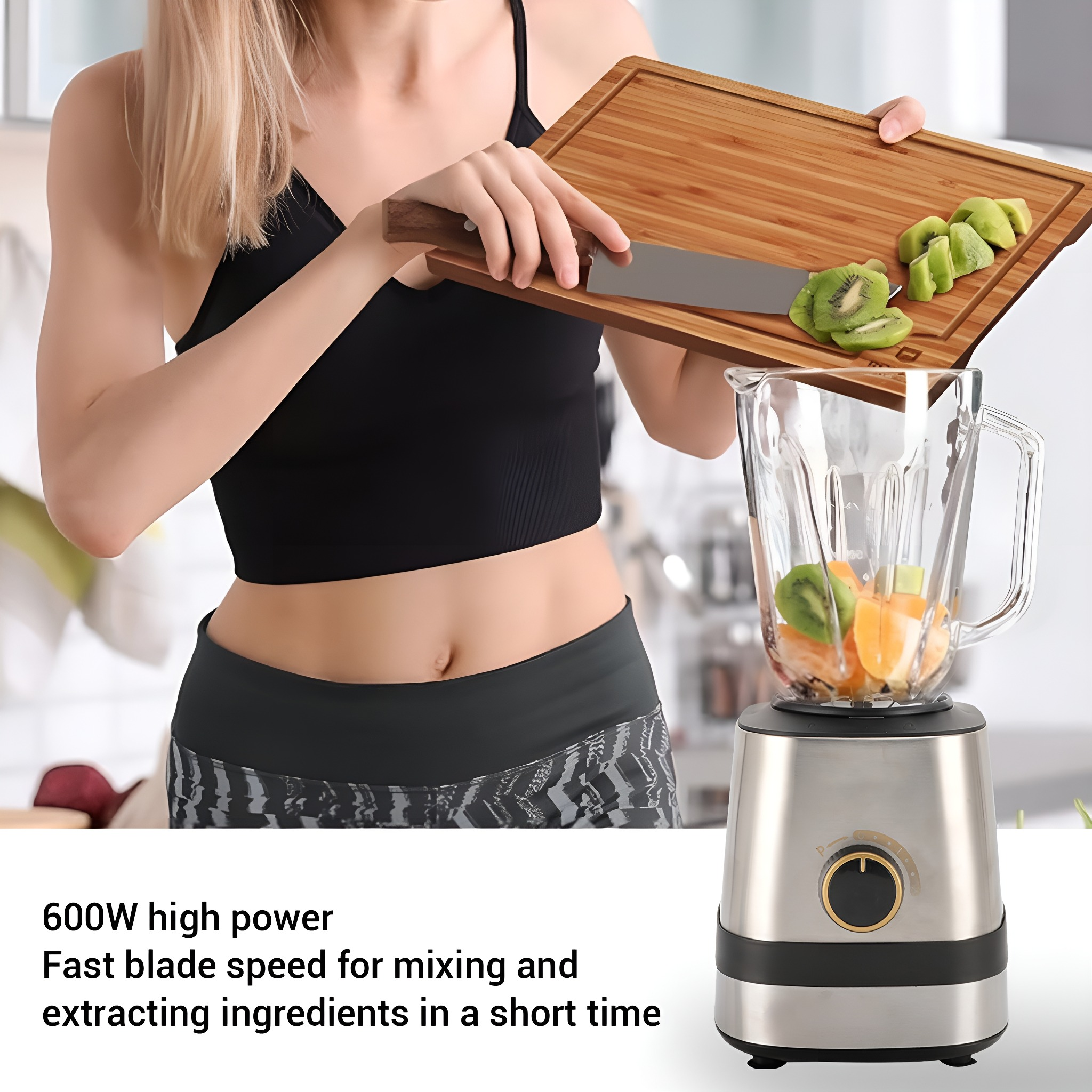 Eine Frau bereitet einen Smoothie zu. Sie hält ein Schneidebrett mit Kiwi und einen Mixer.