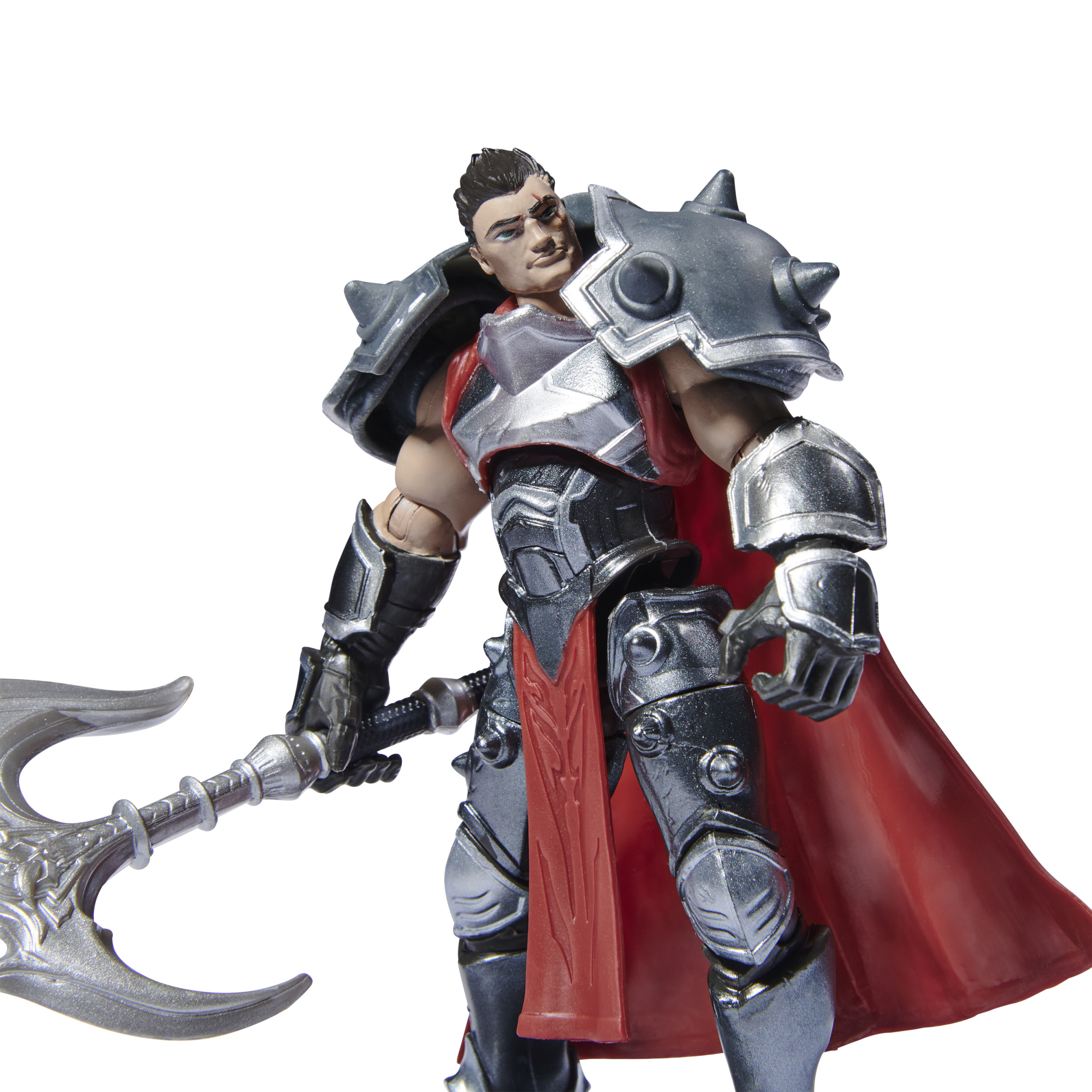 Eine Spielzeug-Actionfigur eines Ritters mit silberner Rüstung, Axt und rotem Umhang, weißer Hintergrund.