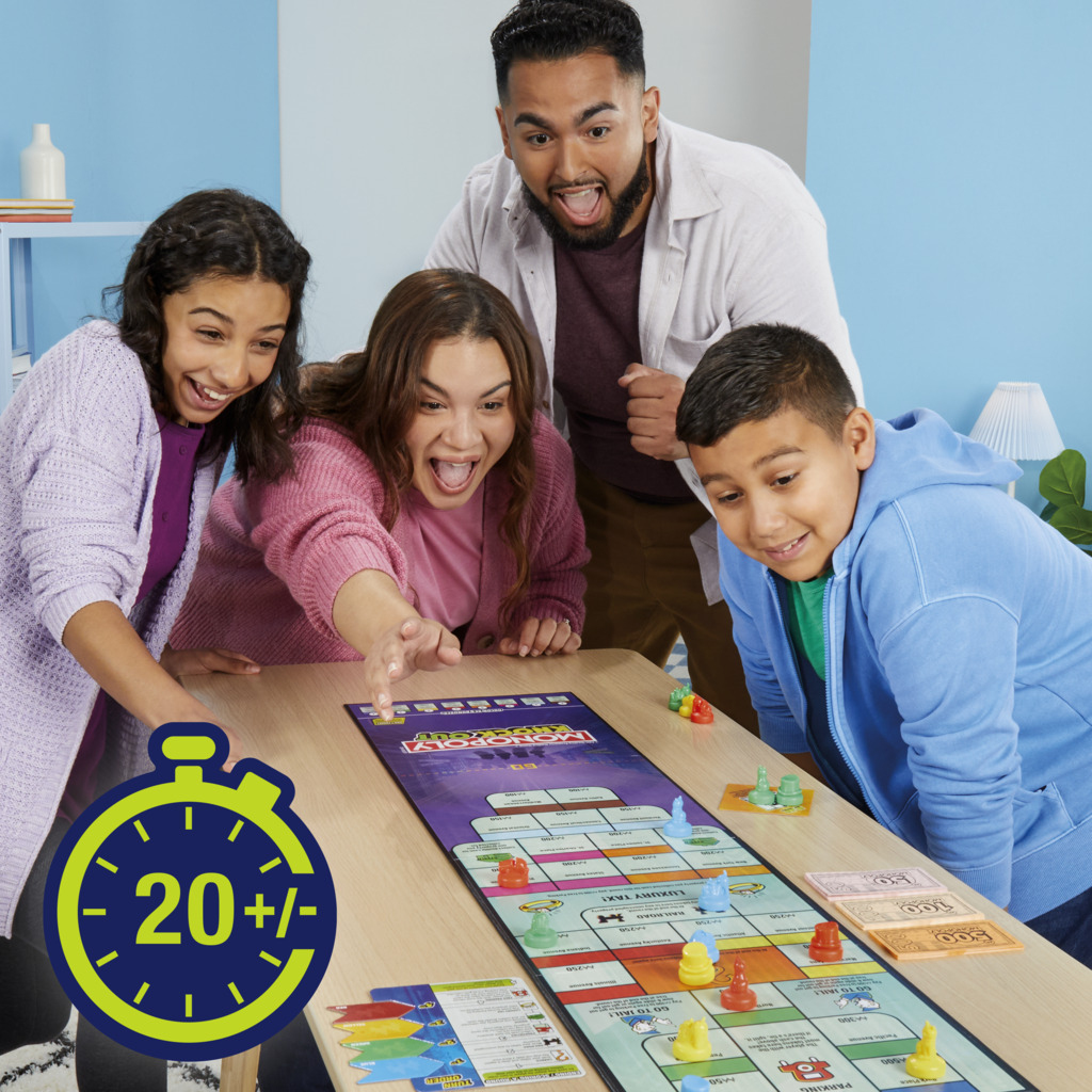 Familie spielt Monopoly. Der Timer zeigt 20+ Minuten. Die Leute sind aufgeregt und schauen auf das Spiel.