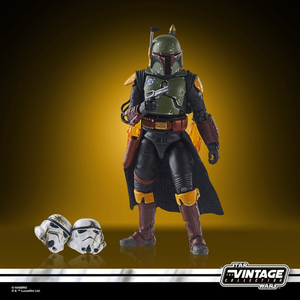 Action figure di Boba Fett con una pistola, con due caschi e sfondo giallo.