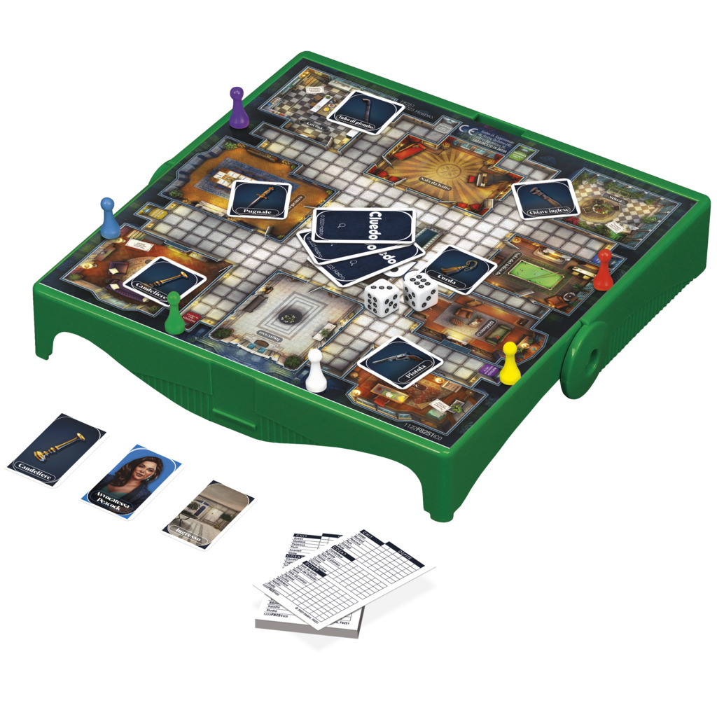 Cluedo Brettspiel aufgebaut, grüne Basis, Karten, Würfel und Spielfiguren angeordnet.