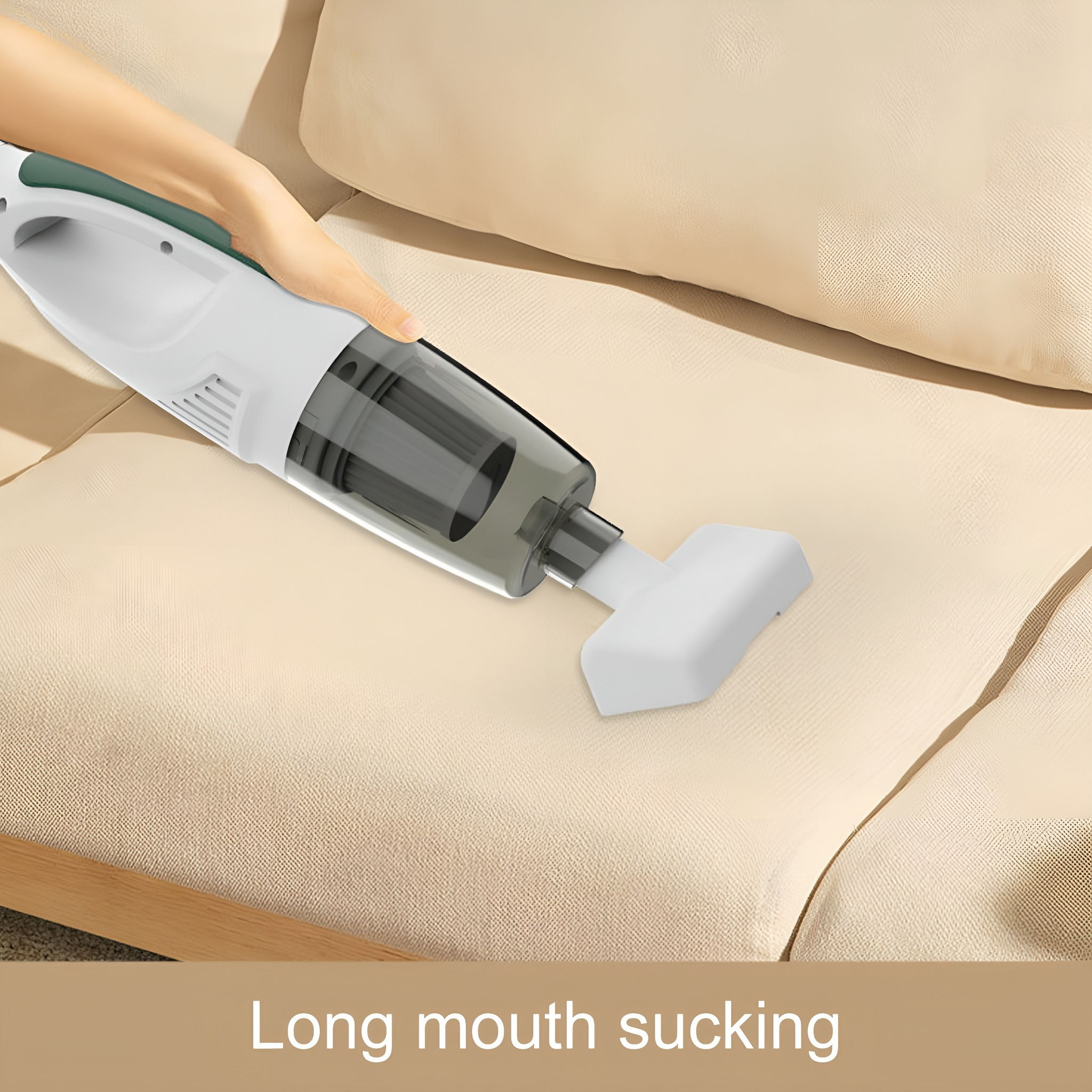 Handstaubsaugen beiges Sofa mit einem weiß-grünen Staubsauger. Der Text unten lautet "Langer Mund saugt".