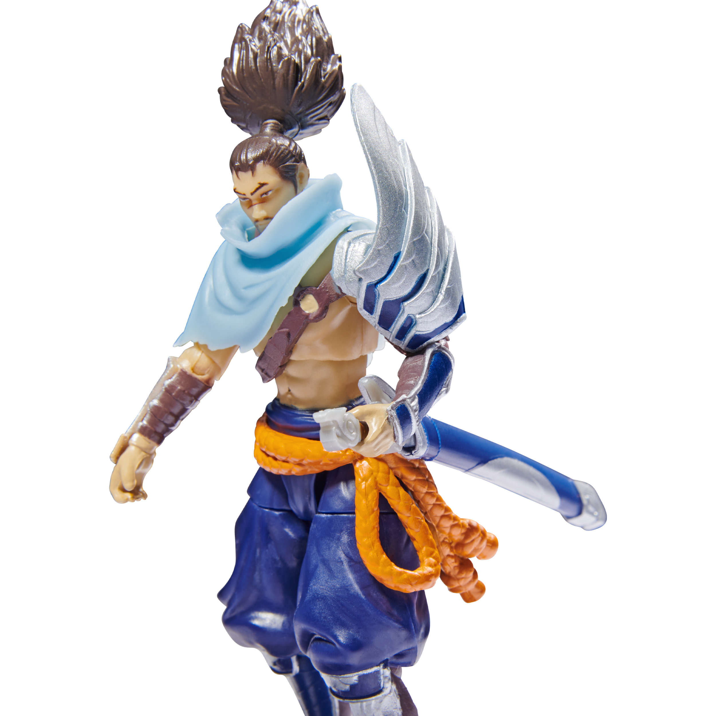 Una figura de acción de League of Legends Yasuo con un atuendo azul, sosteniendo una espada y una vaina.
