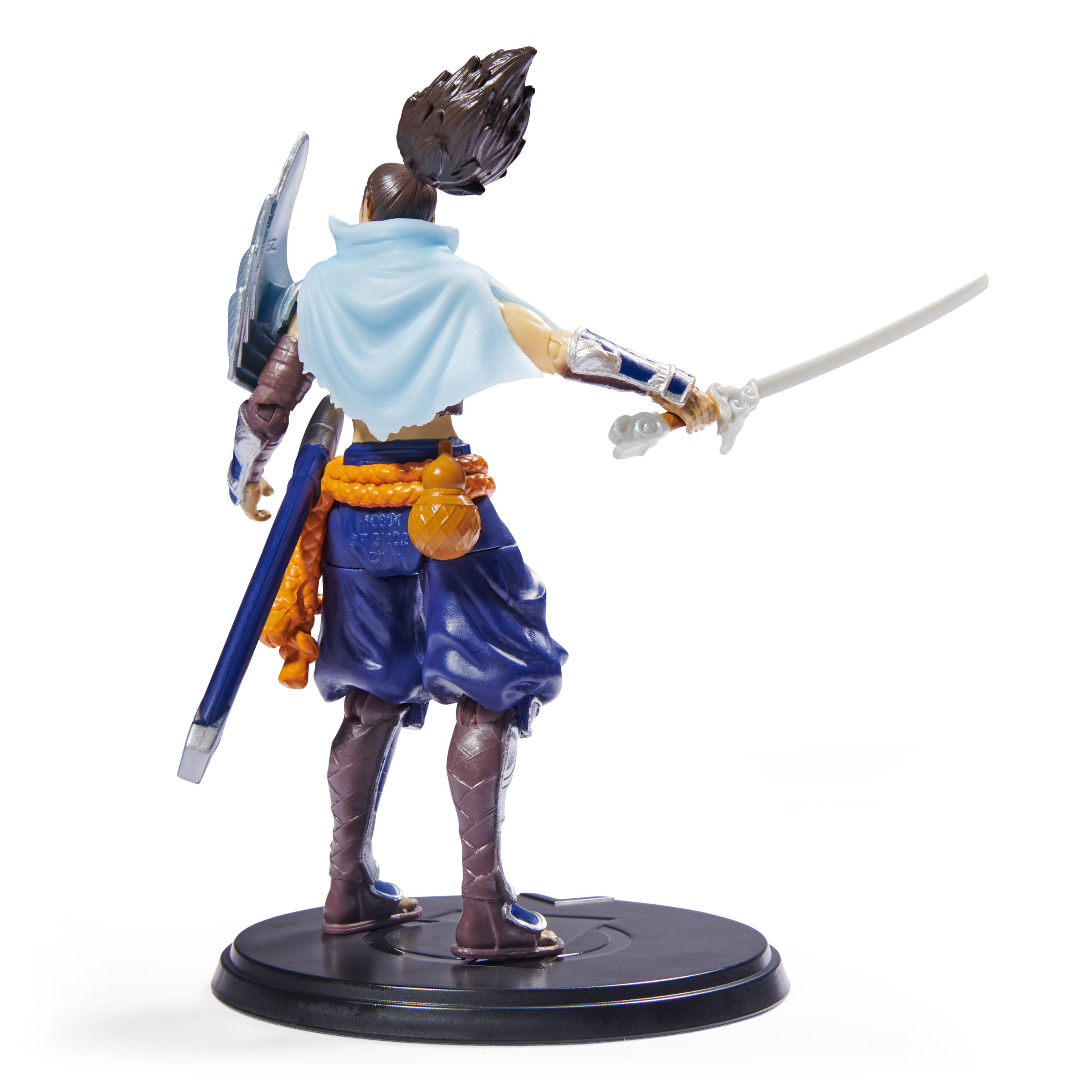 Una figura de un personaje con espada y capa. El personaje está sobre una base negra.