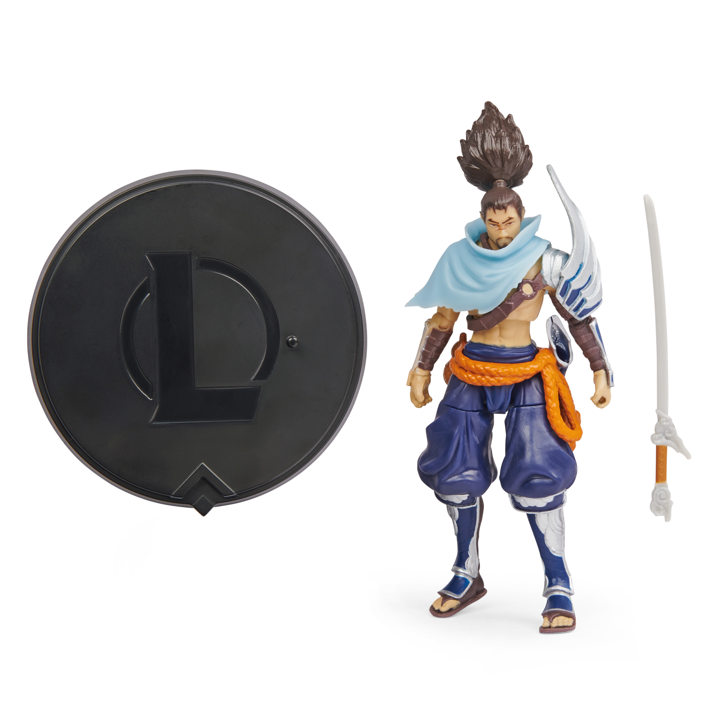 Figura de guerrero con detalles azules y naranjas. Un logo negro a la izquierda.