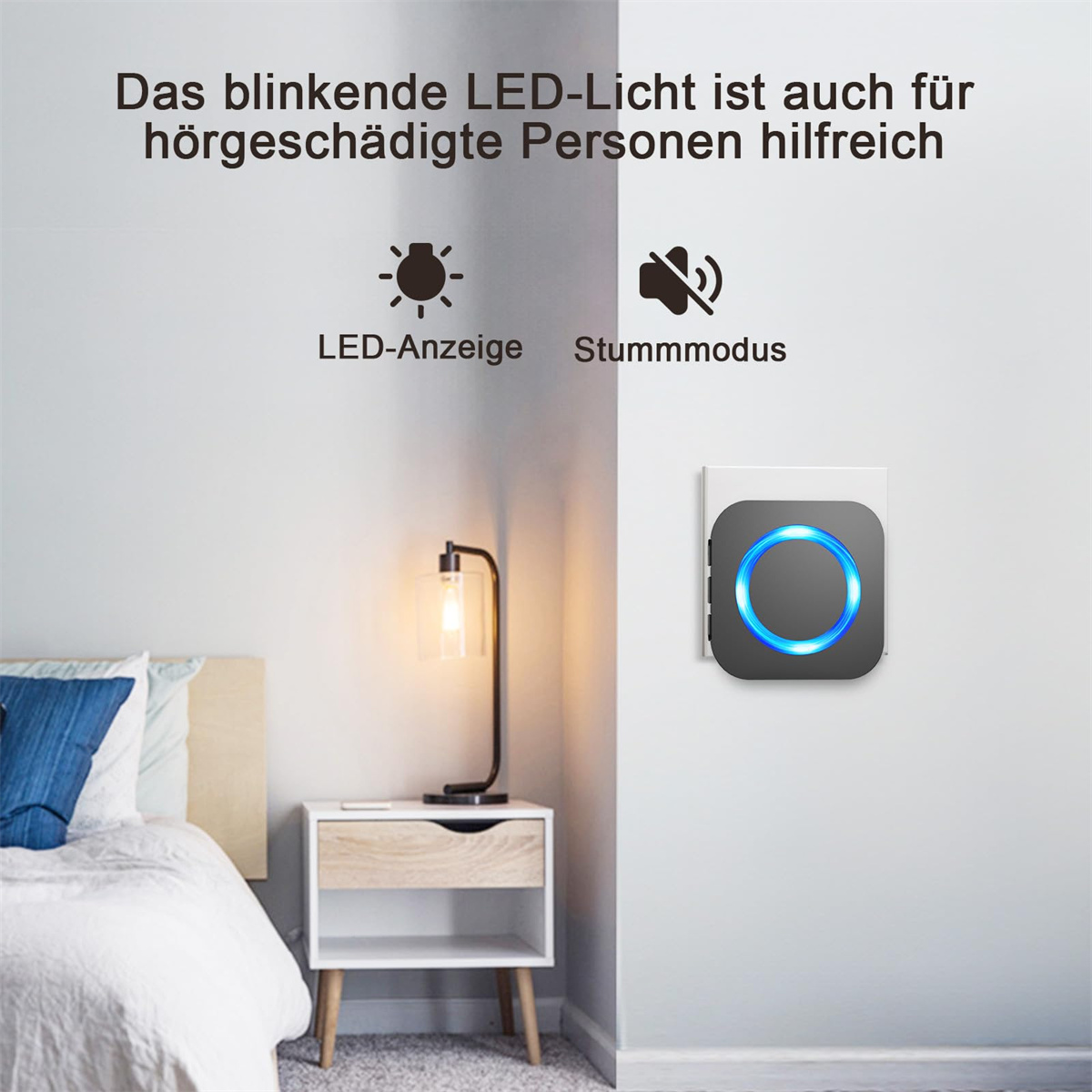 Eine Wand mit moderner Türklingel und LED-Anzeige, mit Text auf Deutsch, und ein Bett im Hintergrund.