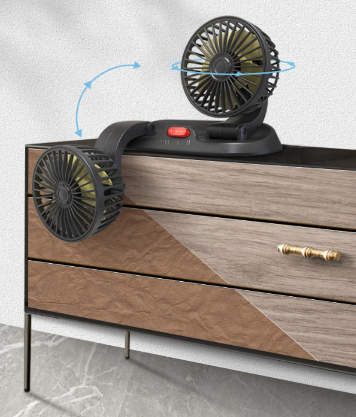 Gerät mit zwei Ventilatoren auf Holzoberfläche. Ventilatoren drehen sich. Pfeile zeigen die Drehung.