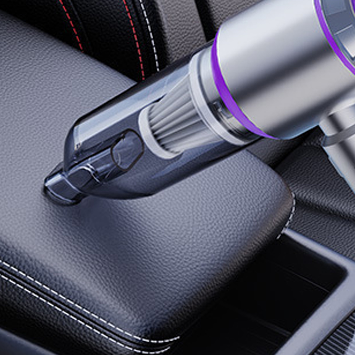 Ein silberner und transparenter Handstaubsauger reinigt einen schwarzen Ledersitz im Auto.