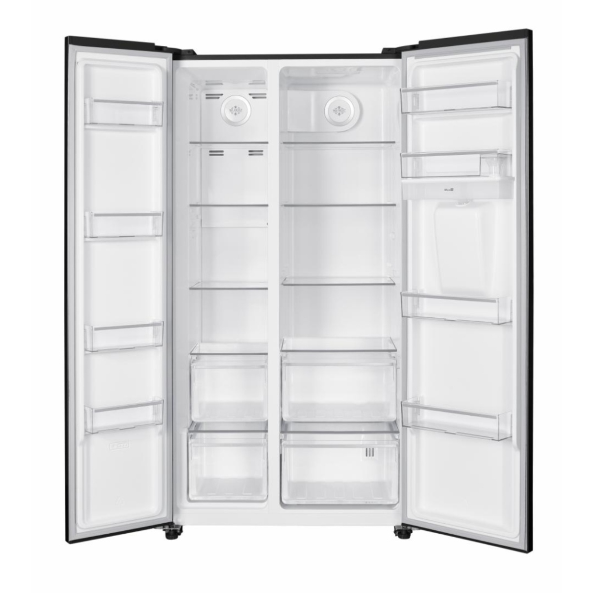 Open, lege side-by-side koelkast met zwart frame, wit interieur, meerdere planken en lades.