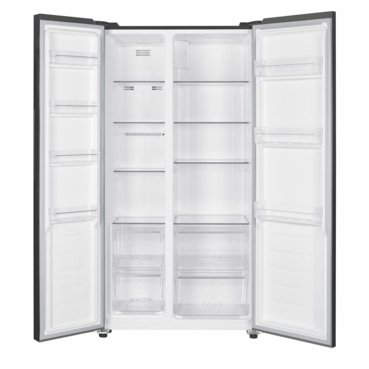 Een witte koelkast met de vriezer bovenaan. De deur staat open en toont planken.