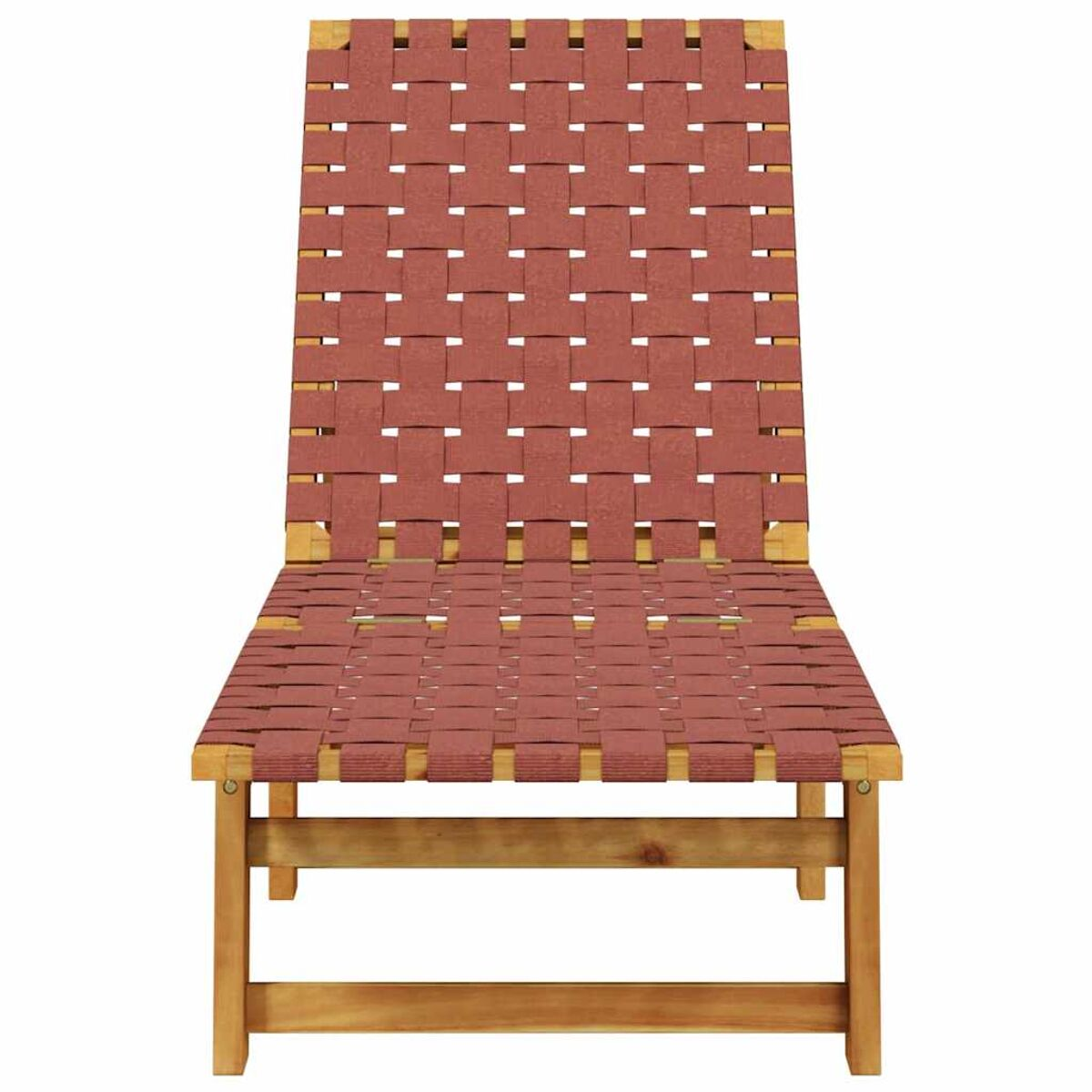 Una sedia da esterno rossa intrecciata con struttura in legno. La sedia è vuota.