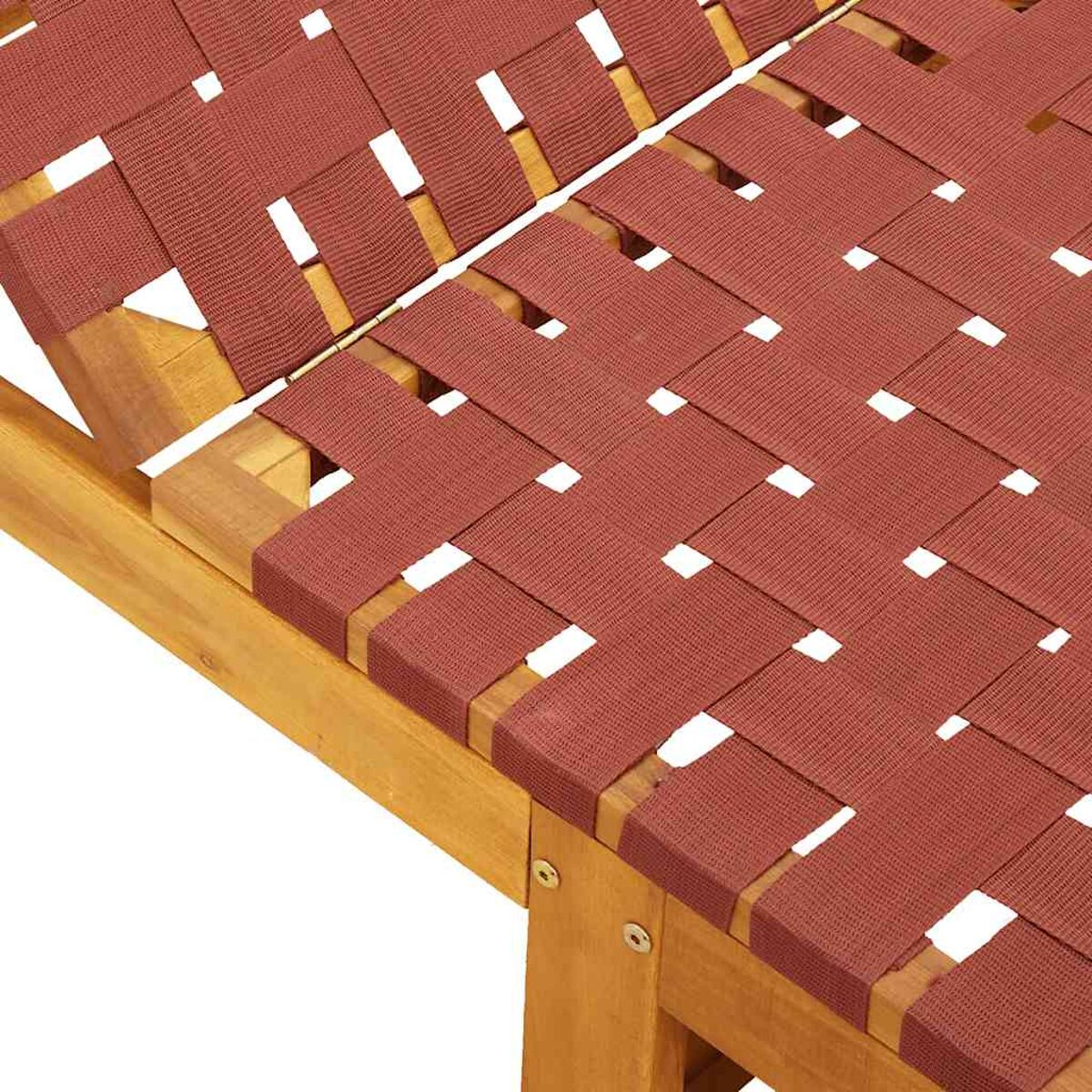 Primo piano di una sedia a sdraio in legno per esterni con tessuto rosso intrecciato.