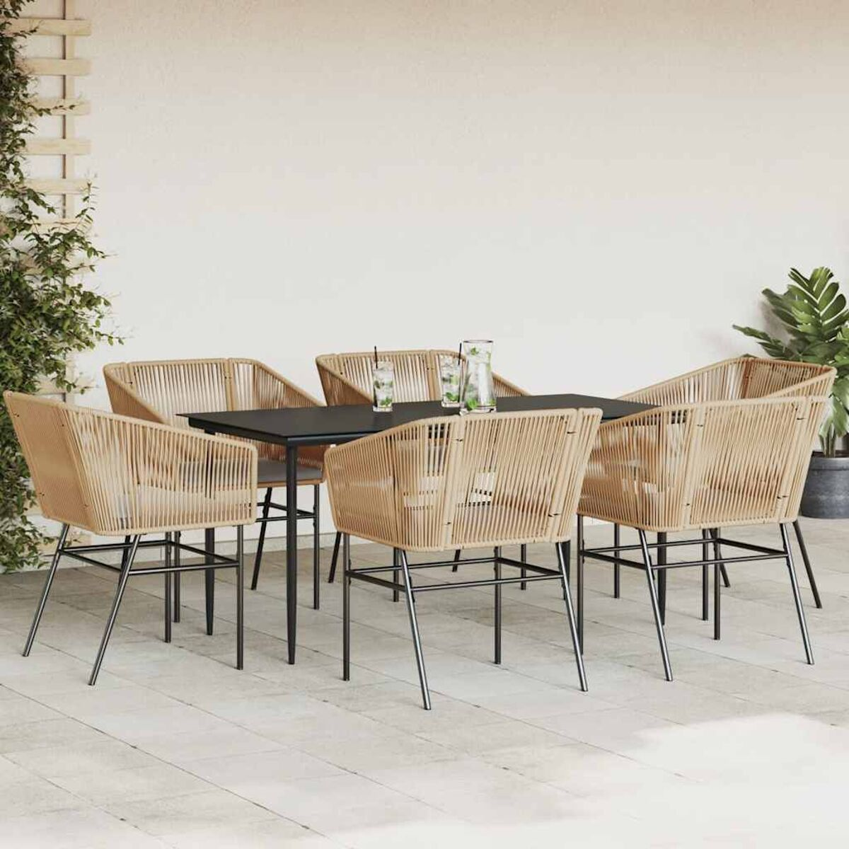 Set da pranzo all'aperto con sedie beige e un tavolo nero. Le sedie sono intrecciate. Sfondo bianco.