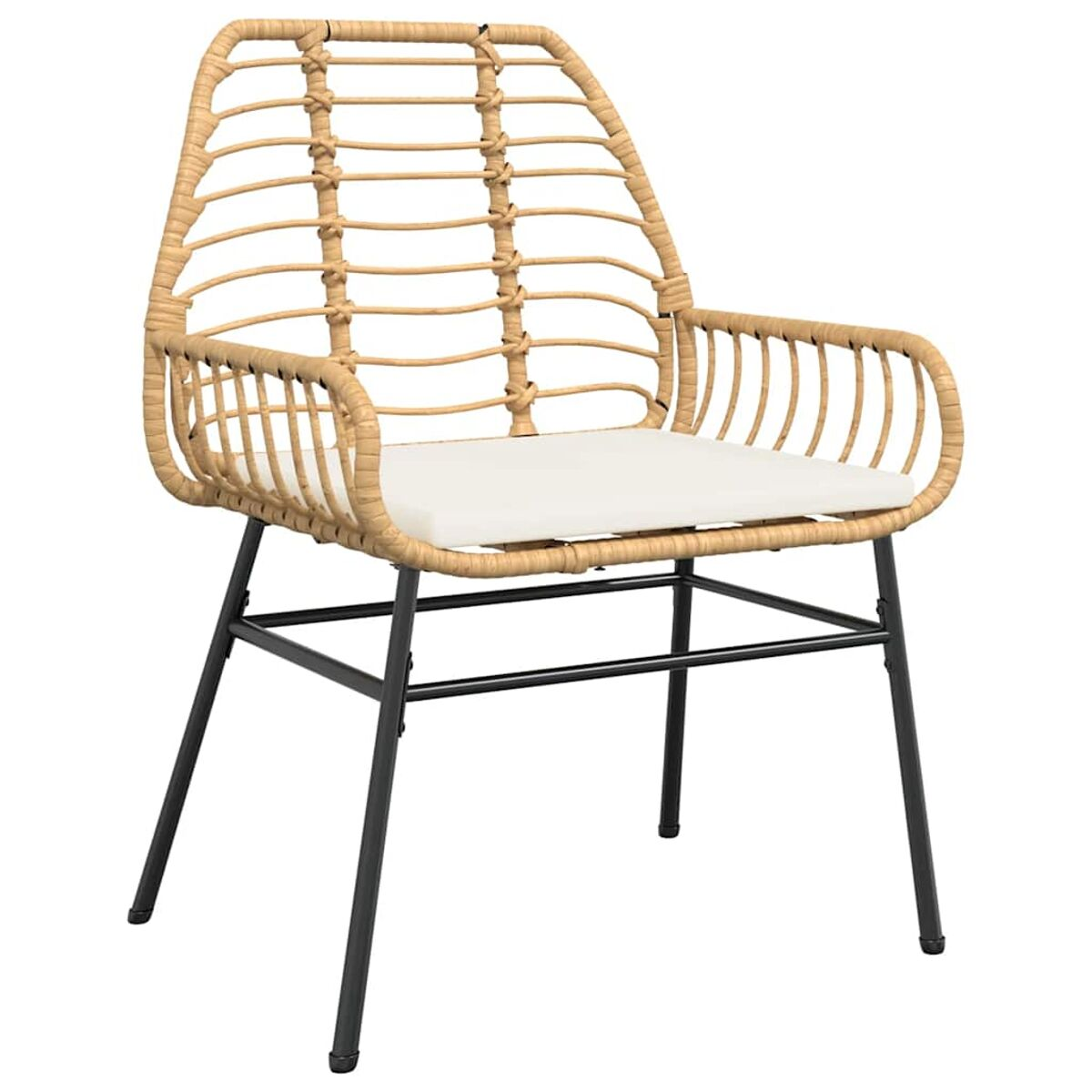 Una sedia in rattan con cuscino bianco e gambe in metallo nero su sfondo bianco.