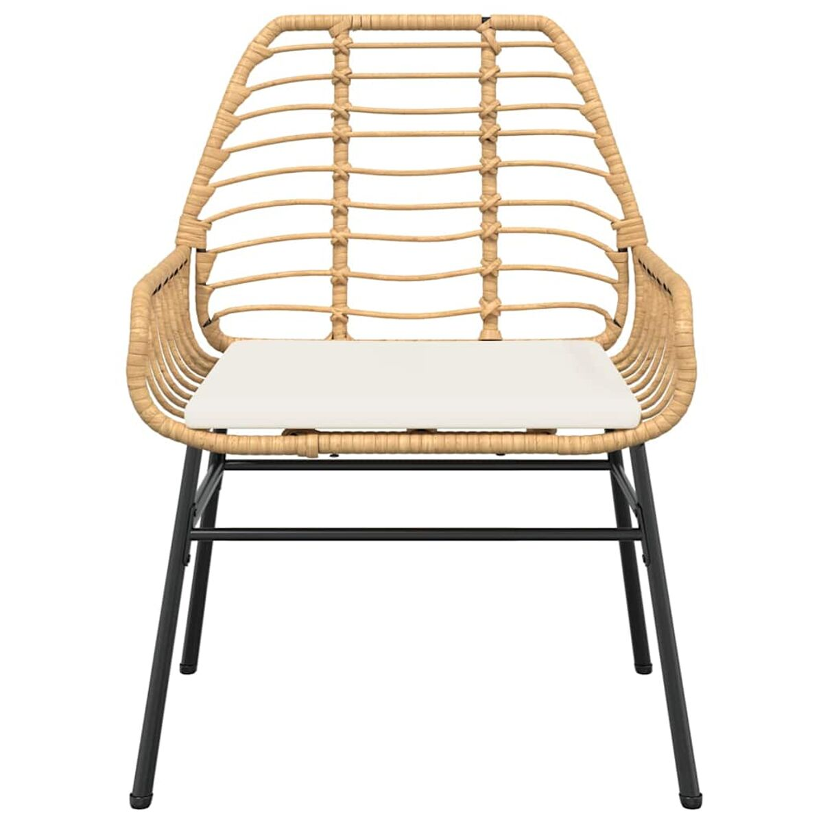 Una sedia in rattan con cuscino bianco e gambe in metallo nero è mostrata su sfondo bianco.