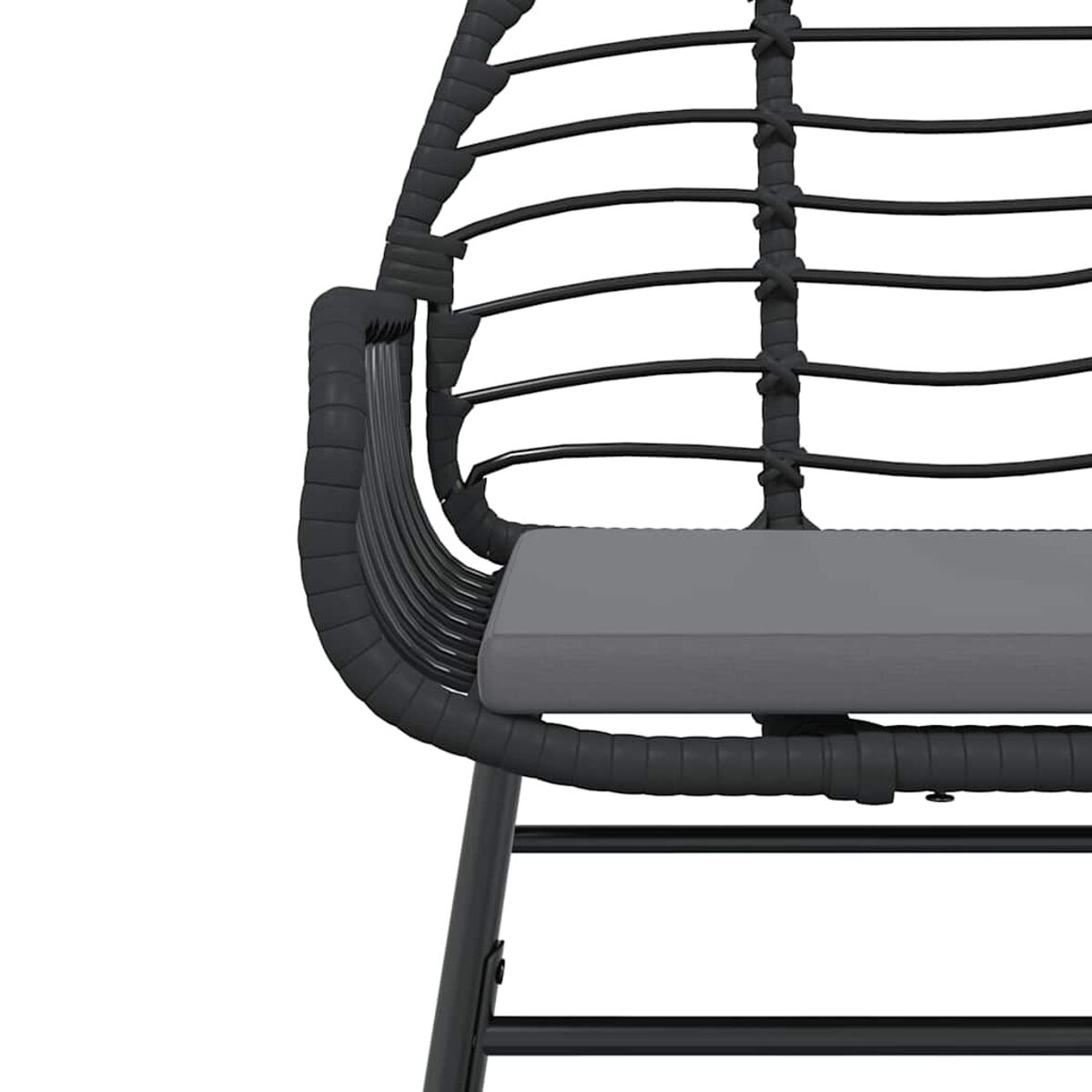 Primo piano di una sedia nera e grigia in materiale tessuto. Cuscino grigio visibile.