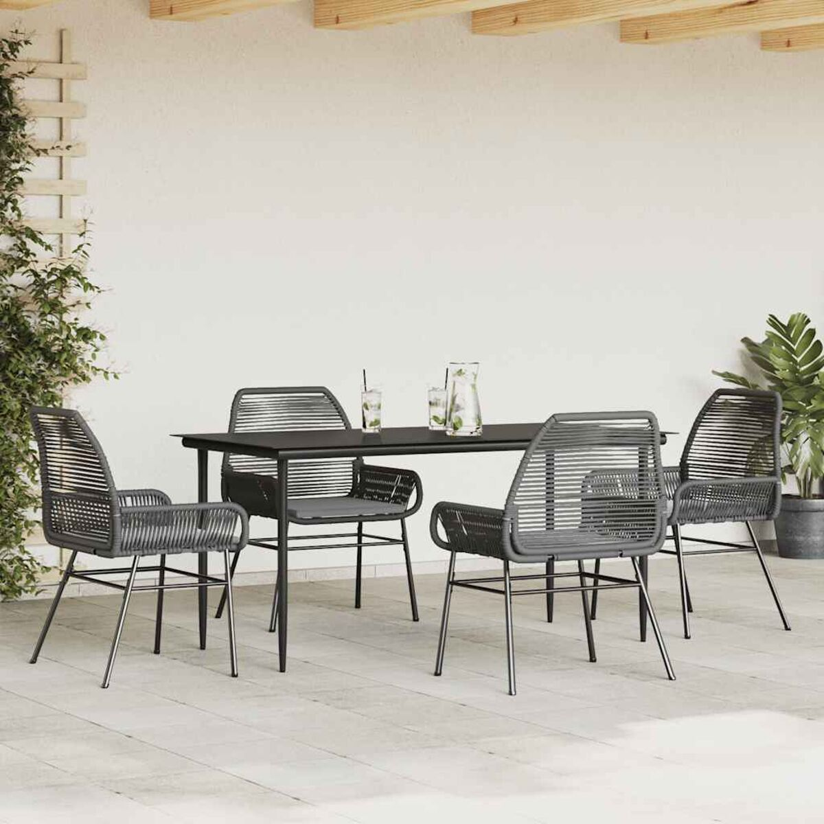Essgruppe für den Außenbereich mit schwarzem Tisch und Stühlen. Die Umgebung ist auf einer hellen Terrasse.