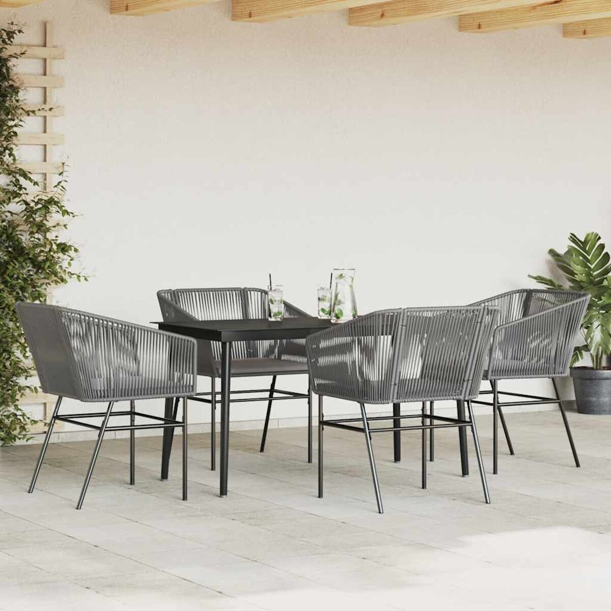 Outdoor-Terrassenset mit Tisch und vier Stühlen. Graue Stühle mit Seildetails, schwarzer Tisch und Beine.