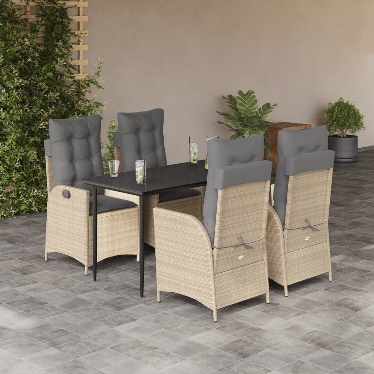 Set da pranzo all'aperto con tavolo e quattro sedie su patio piastrellato.