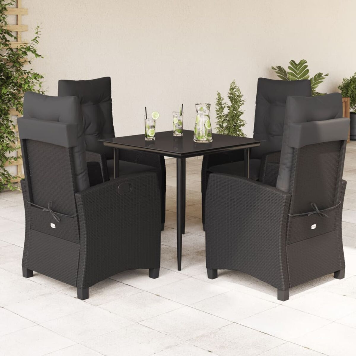 Set da pranzo nero per esterni. Include tavolo e quattro sedie con schienali alti.