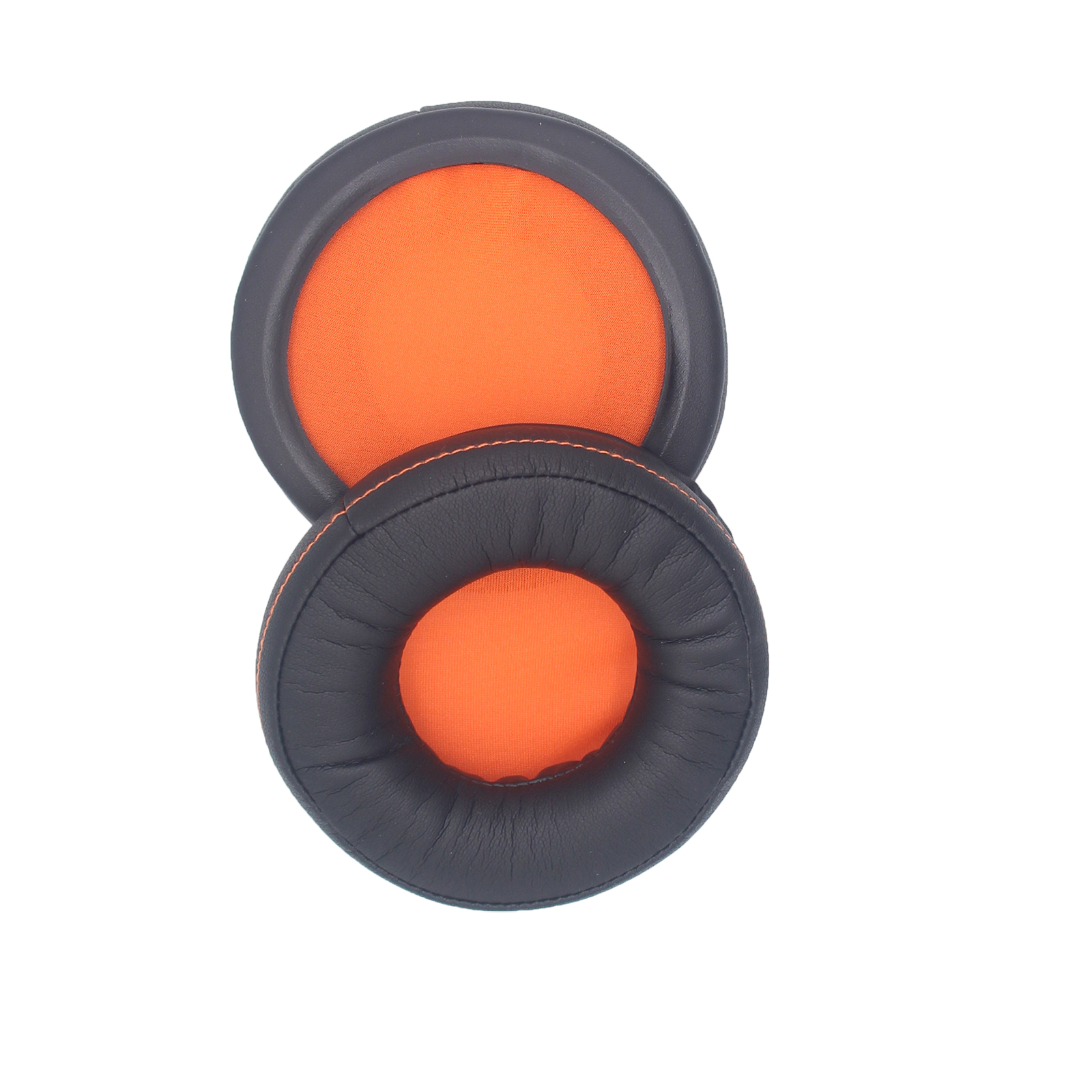 Due cuscinetti auricolari per cuffie. Uno è sopra e l'altro sotto. Entrambi hanno colori arancione e nero.