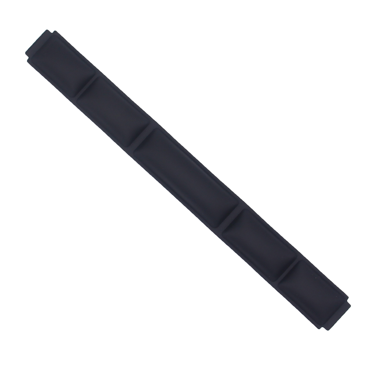 Un pezzo di plastica nero con quattro ritagli rettangolari. È su sfondo bianco.