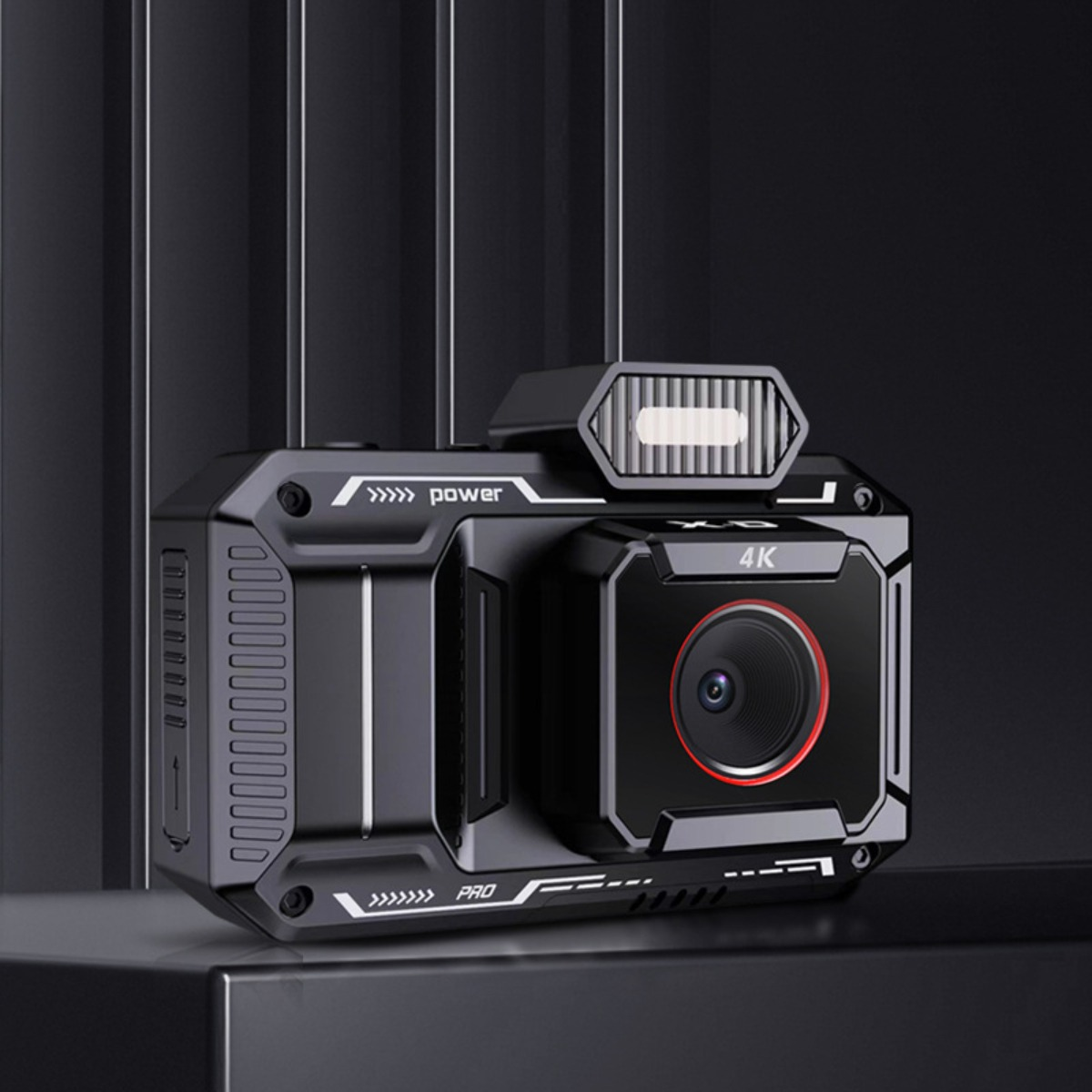 Eine schwarze 4K-Kamera mit rotem Objektivring, Licht und prominenten Beschriftungen, auf dunkler Oberfläche.