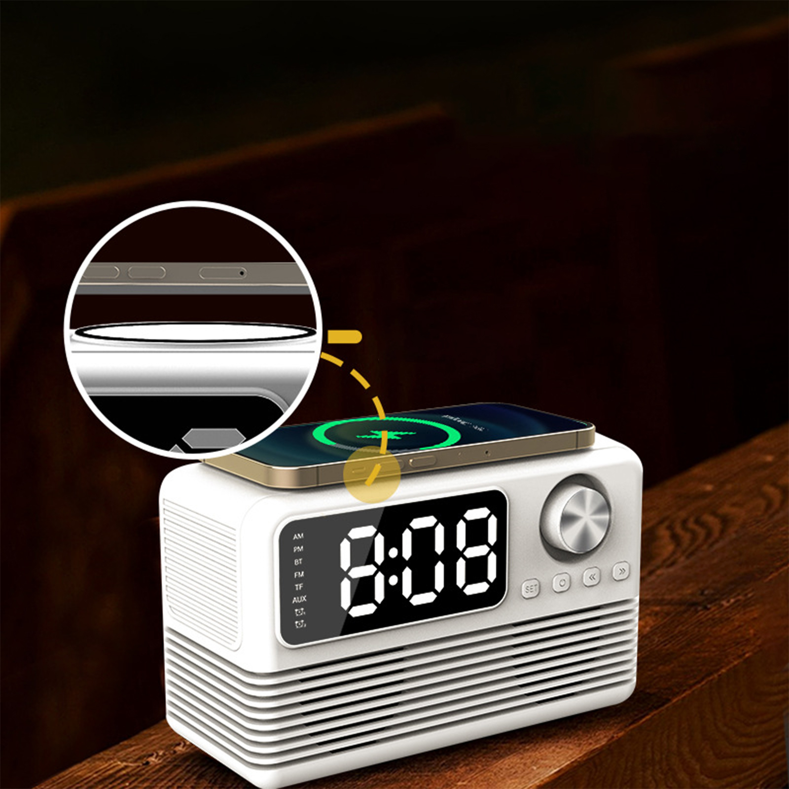 Weiße Digitaluhr mit Telefon, zeigt die Uhrzeit 8:08, lädt, auf einem Holztisch.