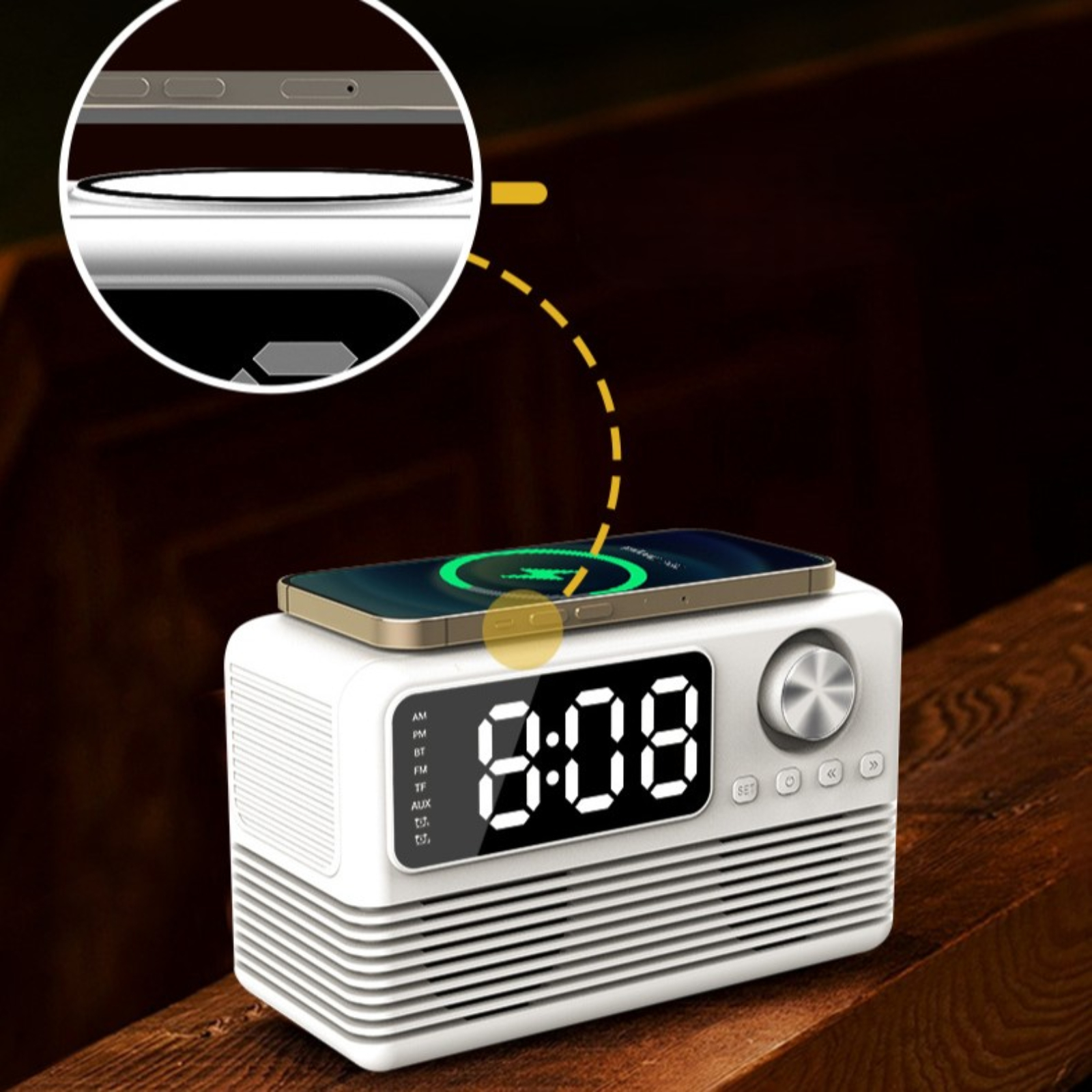 Weiße Digitaluhr mit Telefonaufladung oben. Zeigt die Zeit 8:08. Braune Holzoberfläche.