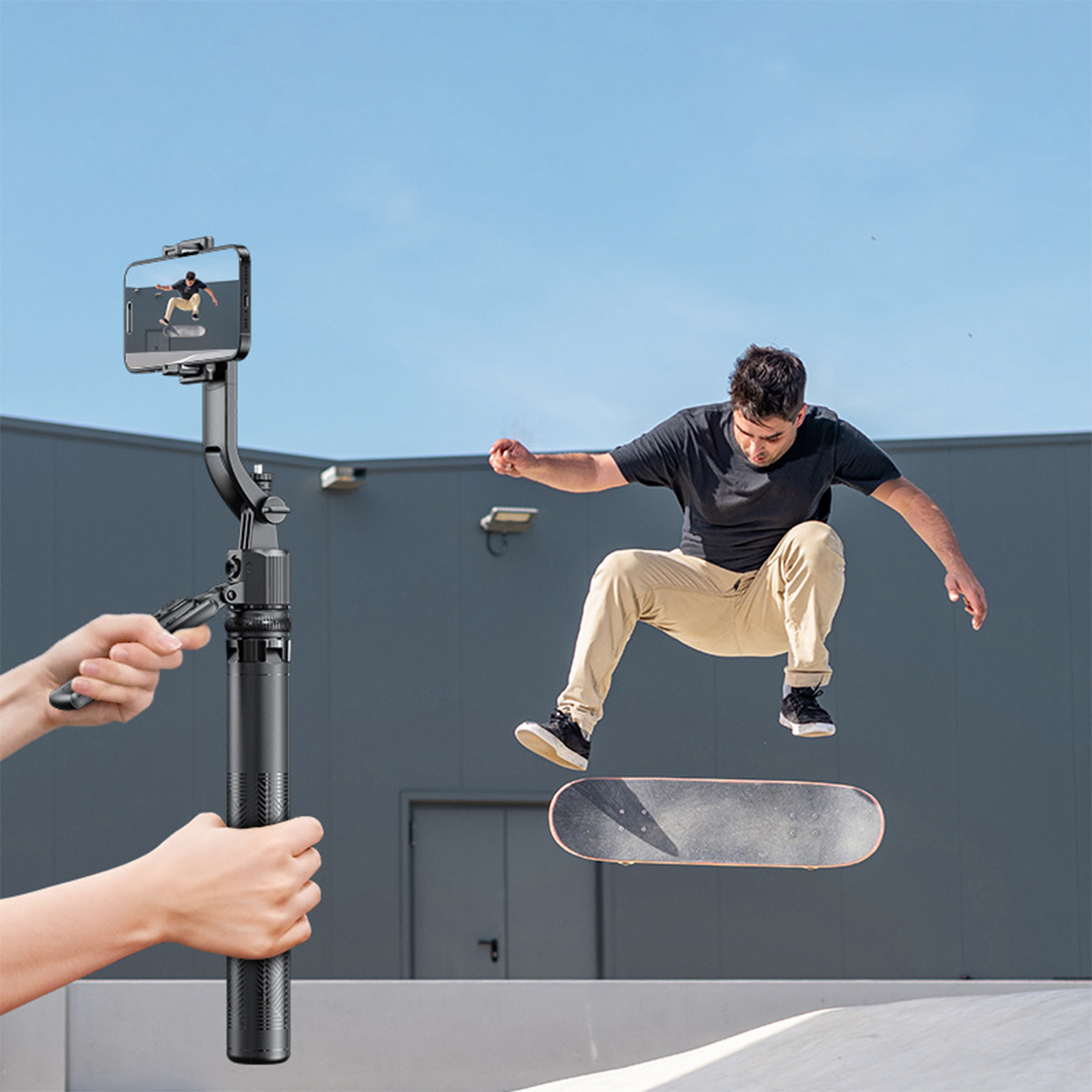 Eine Person auf einem Skateboard springt in die Luft, ein Gimbal stabilisiert ein Telefon.