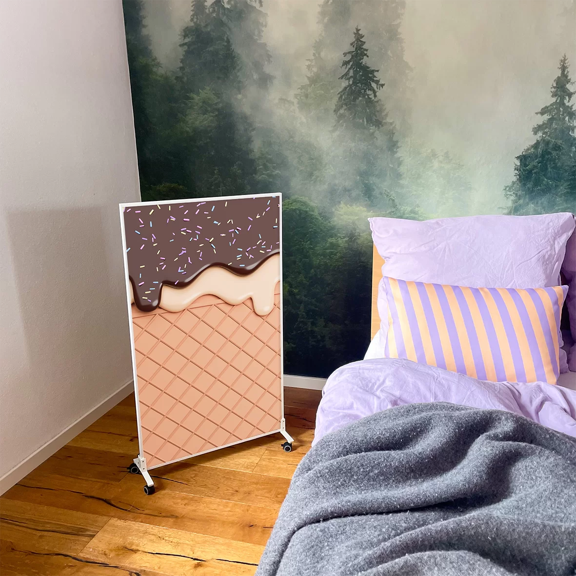 Ein dekorativer Raumteiler mit Eiswaffel-Design, neben einem Bett.