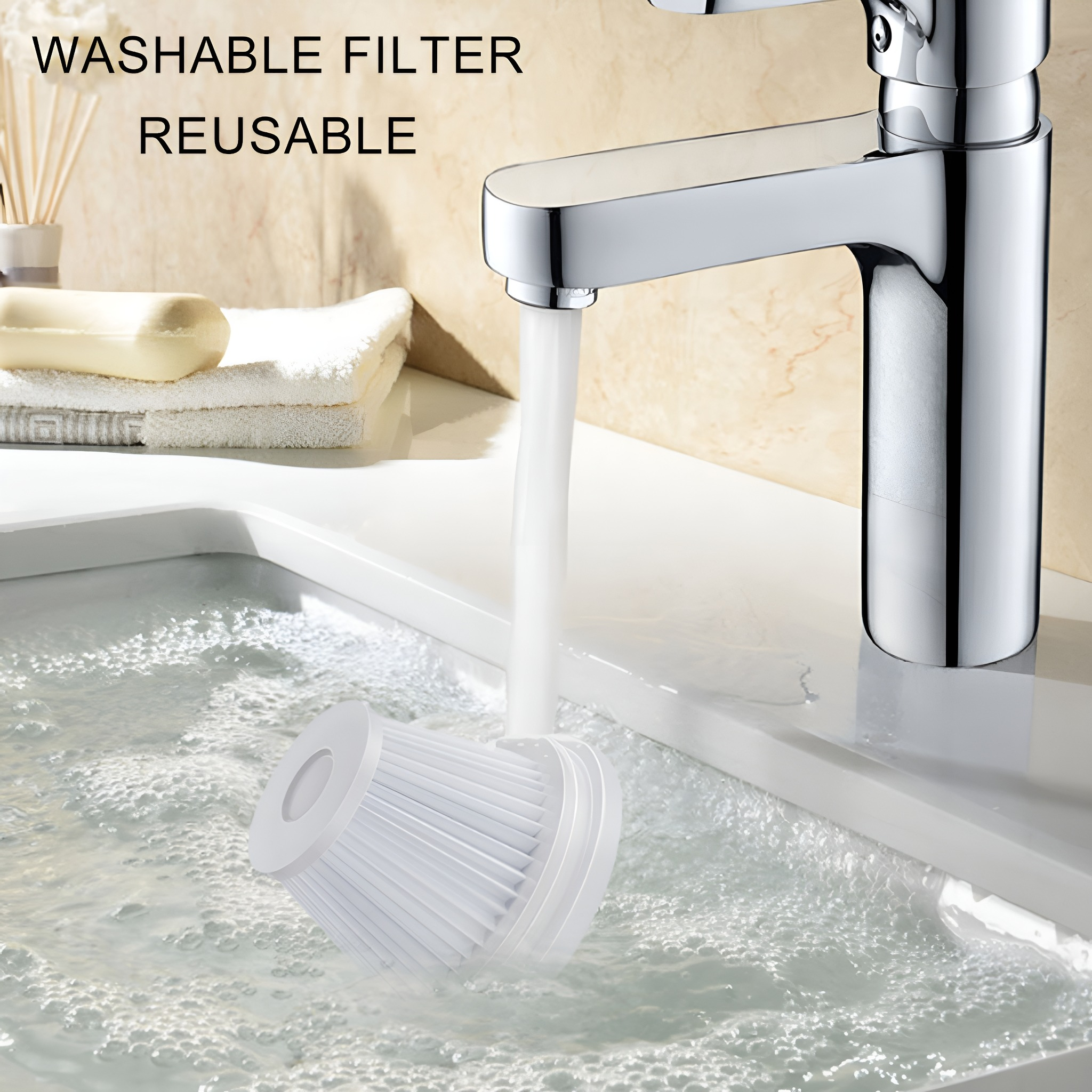 Wasser fließt aus einem Wasserhahn in ein Waschbecken. Ein weißer Filter liegt im Wasser.