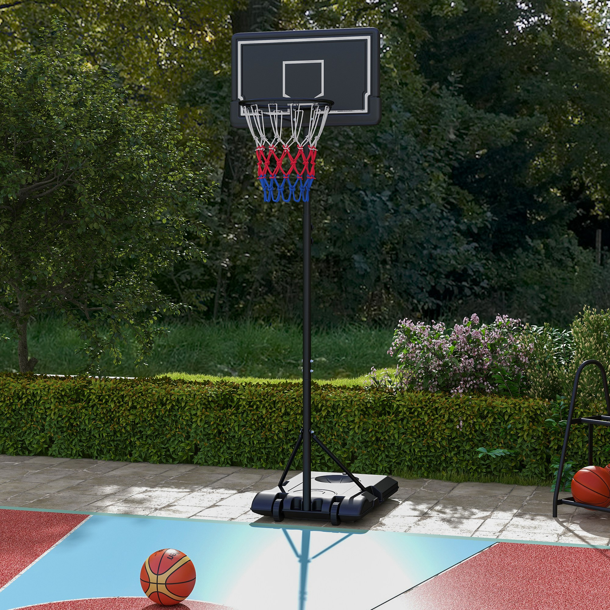 Basketballkorb im Freien mit rotem, weißem und blauem Netz, an einem sonnigen Tag.