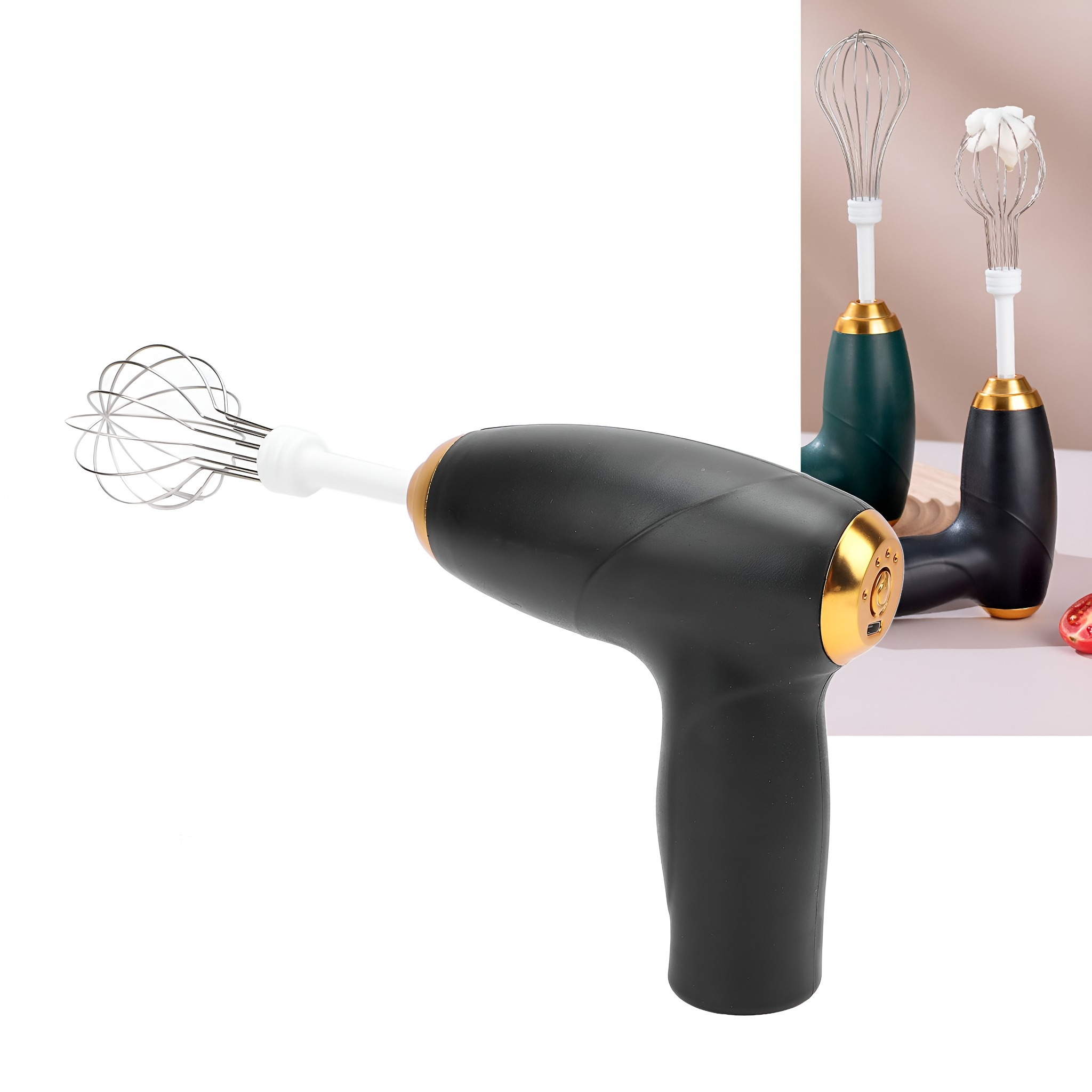 Ein schwarzer Handmixer mit zwei austauschbaren Schneebesenaufsätzen.
