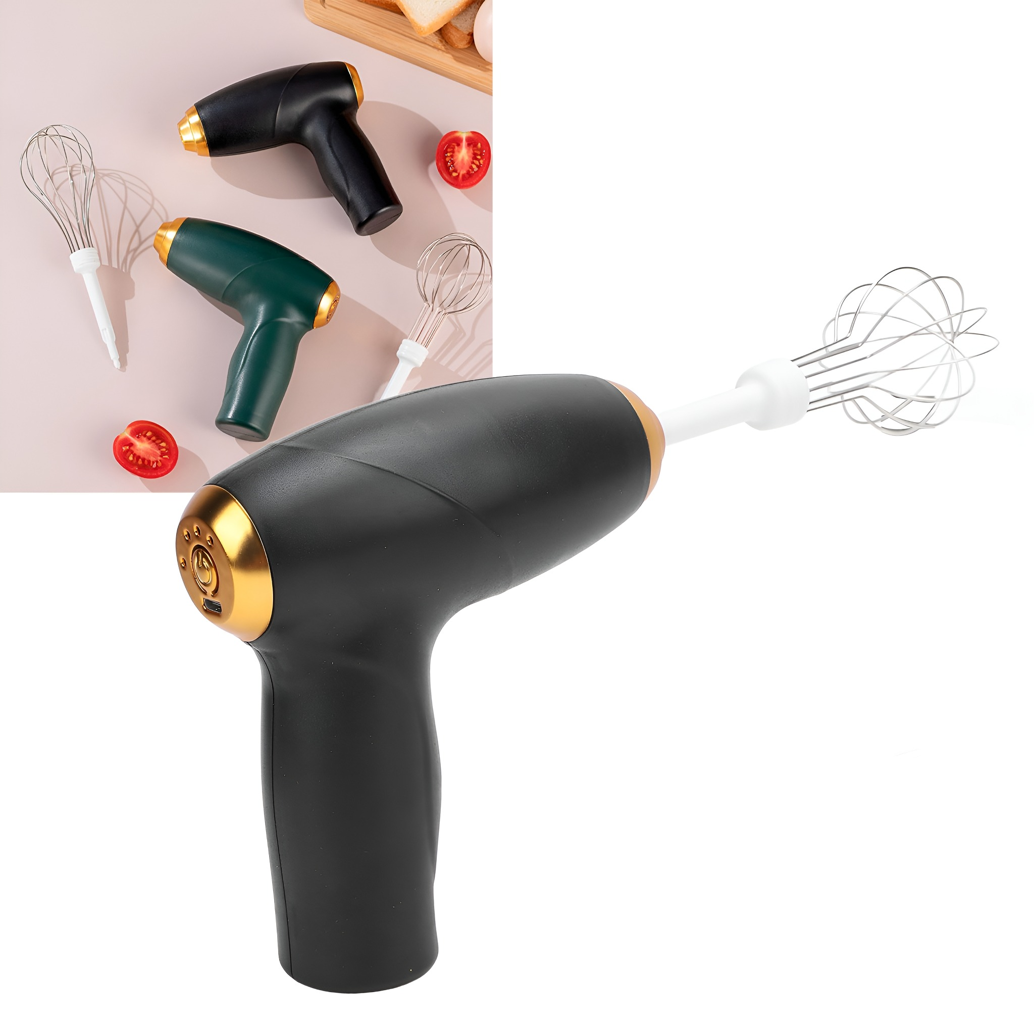 Ein Handmixer in Schwarz und Gold. Er hat einen Schneebesen-Aufsatz aus Edelstahl. Es gibt Tomaten und Brot.