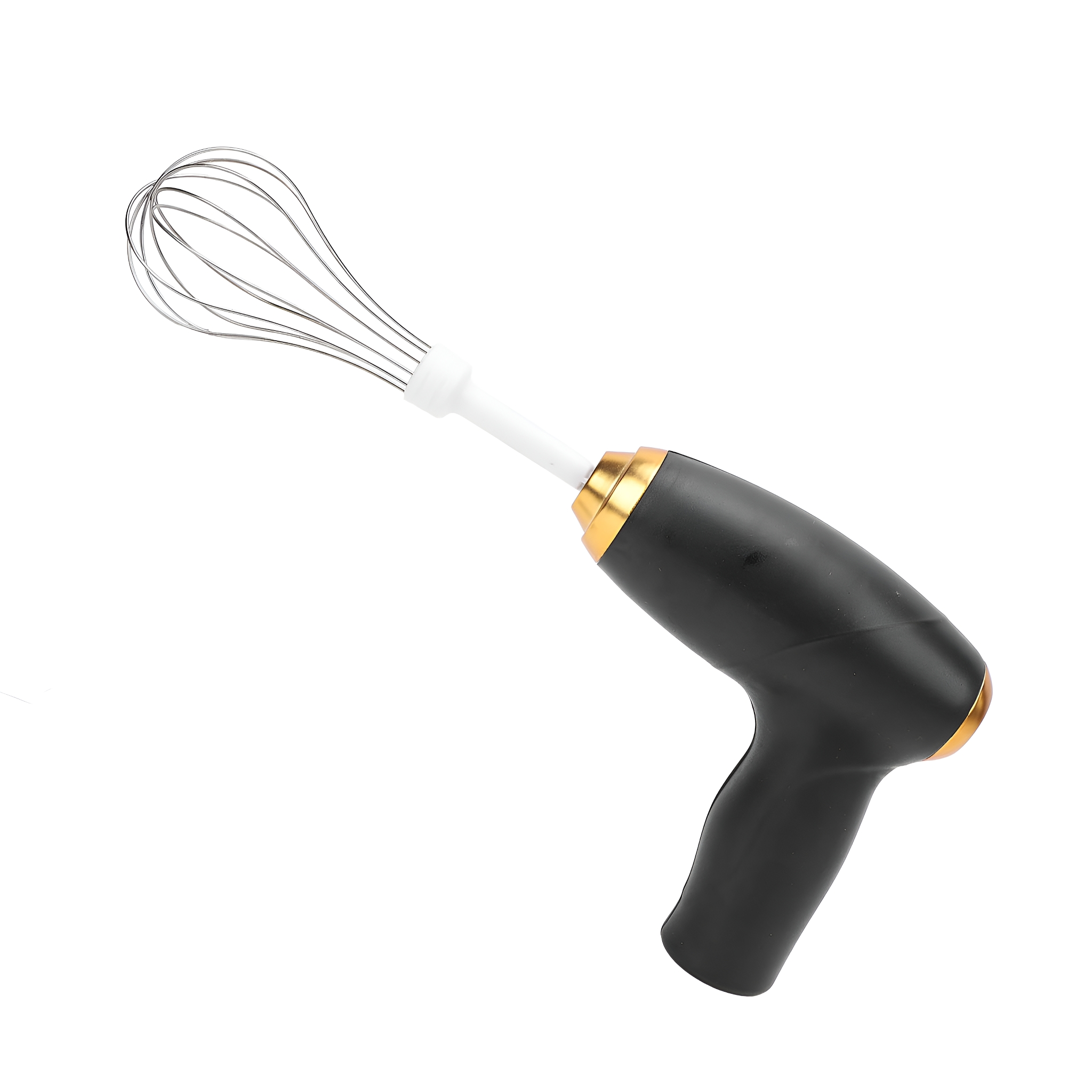 Schwarzer und goldener Handmixer, weißer Schneebesenaufsatz, isoliert auf weißem Hintergrund, schräge Aufnahme.