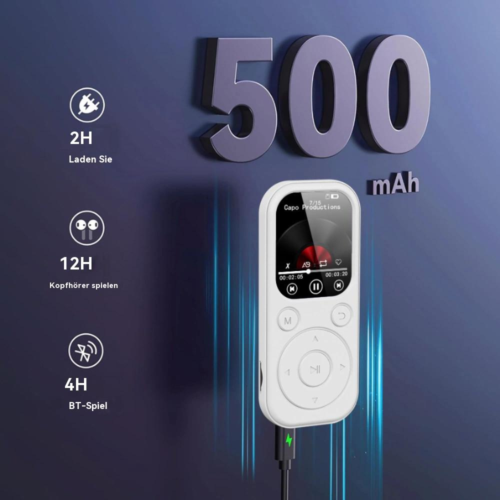 Ein weißer MP3-Player mit einem Bildschirm, der einen Musiktitel und Ladeinformationen anzeigt. Zeigt auch Akkulaufzeit.