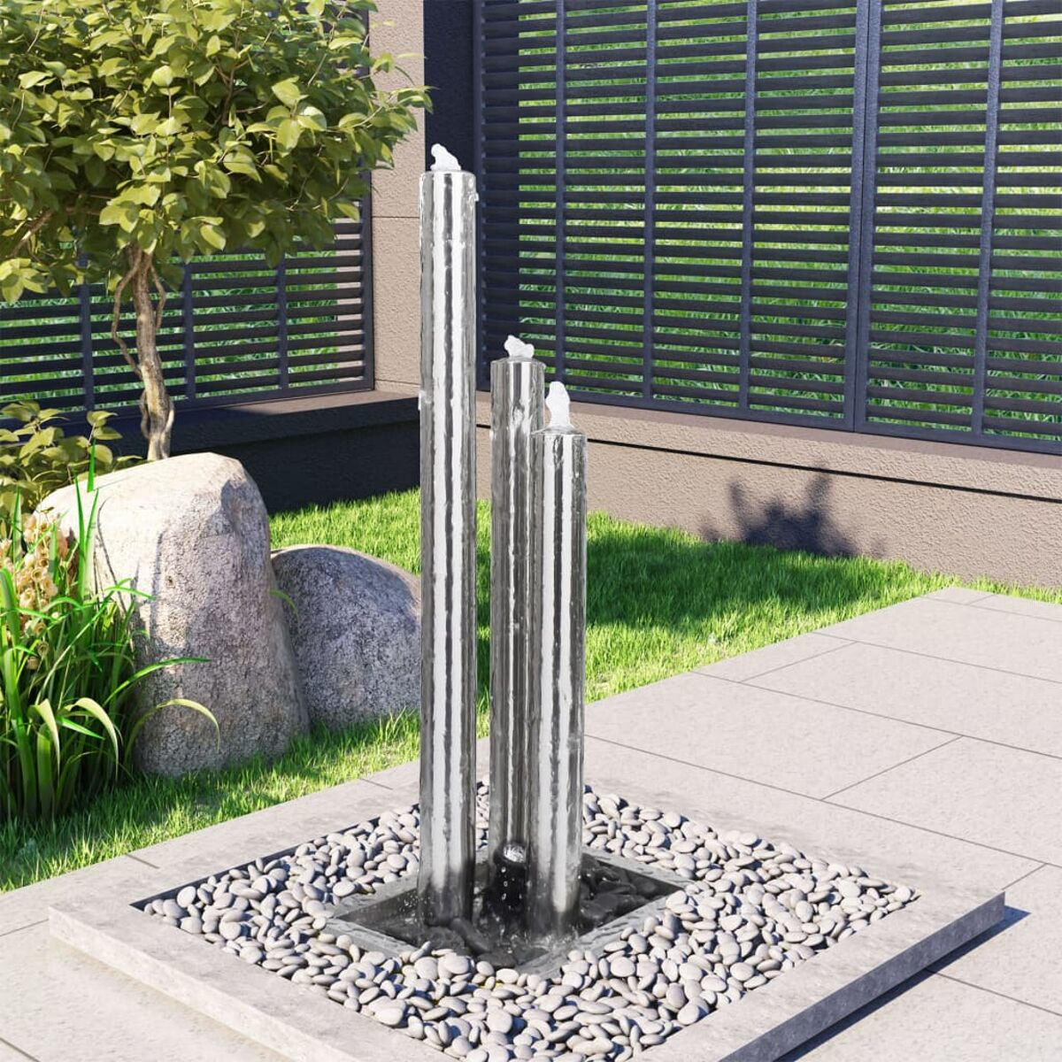 Ein moderner Outdoor-Brunnen mit drei Edelstahlpfeilern und einem Steinsockel.