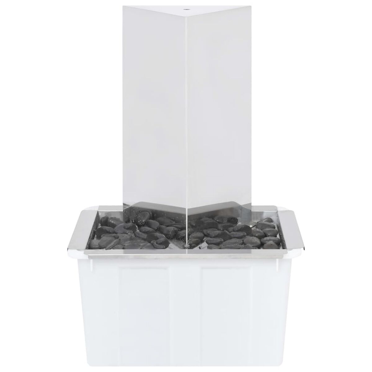 Ein weißer Brunnen auf weißem Hintergrund, mit schwarzen Steinen an der Basis und einer quadratischen Metallbasis.