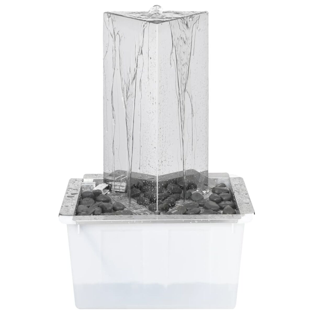 Ein Springbrunnen mit Wasser, das eine Glasstruktur hinunter in eine Basis mit schwarzen Steinen fließt.