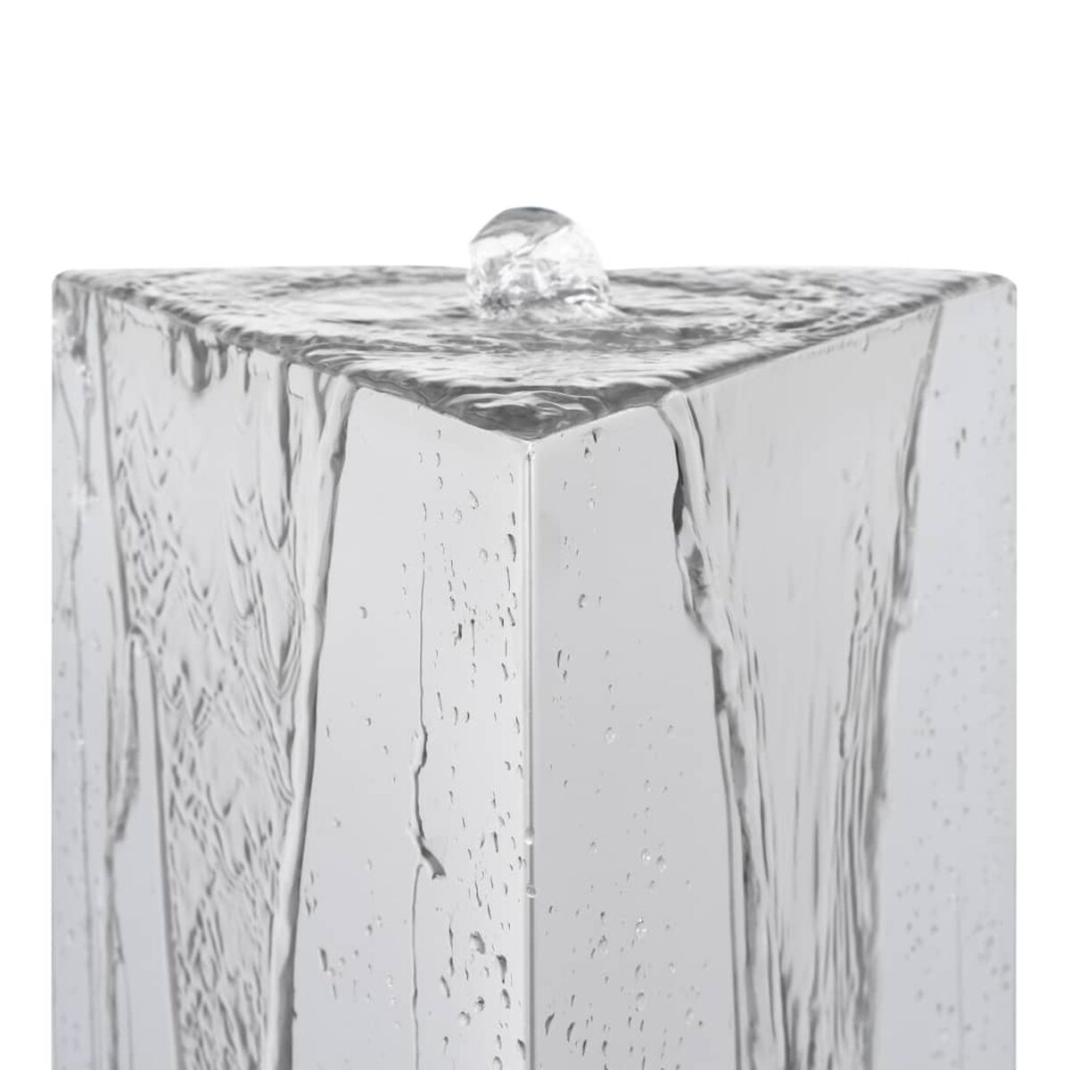Brunnen mit einer klaren, dreieckigen Struktur. Wasser fließt und spritzt von oben.